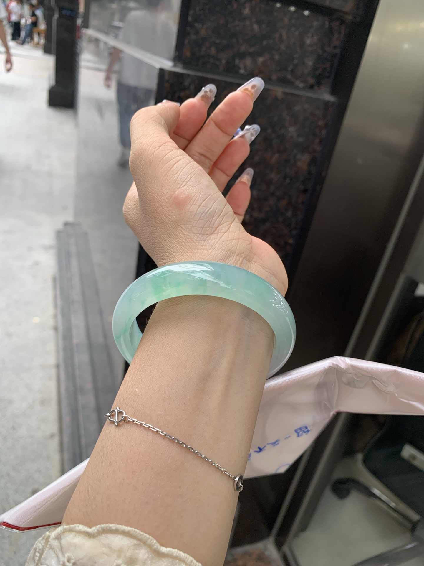 冰飘绿花宽版正圈，57.3/14/8，0417-N460，打灯细纹，底妆冰润细腻，春风十里不如腕间一抹绿，绿花如春日的嫩草，仙气缭绕，很有意境，古典优雅令人沉醉其中