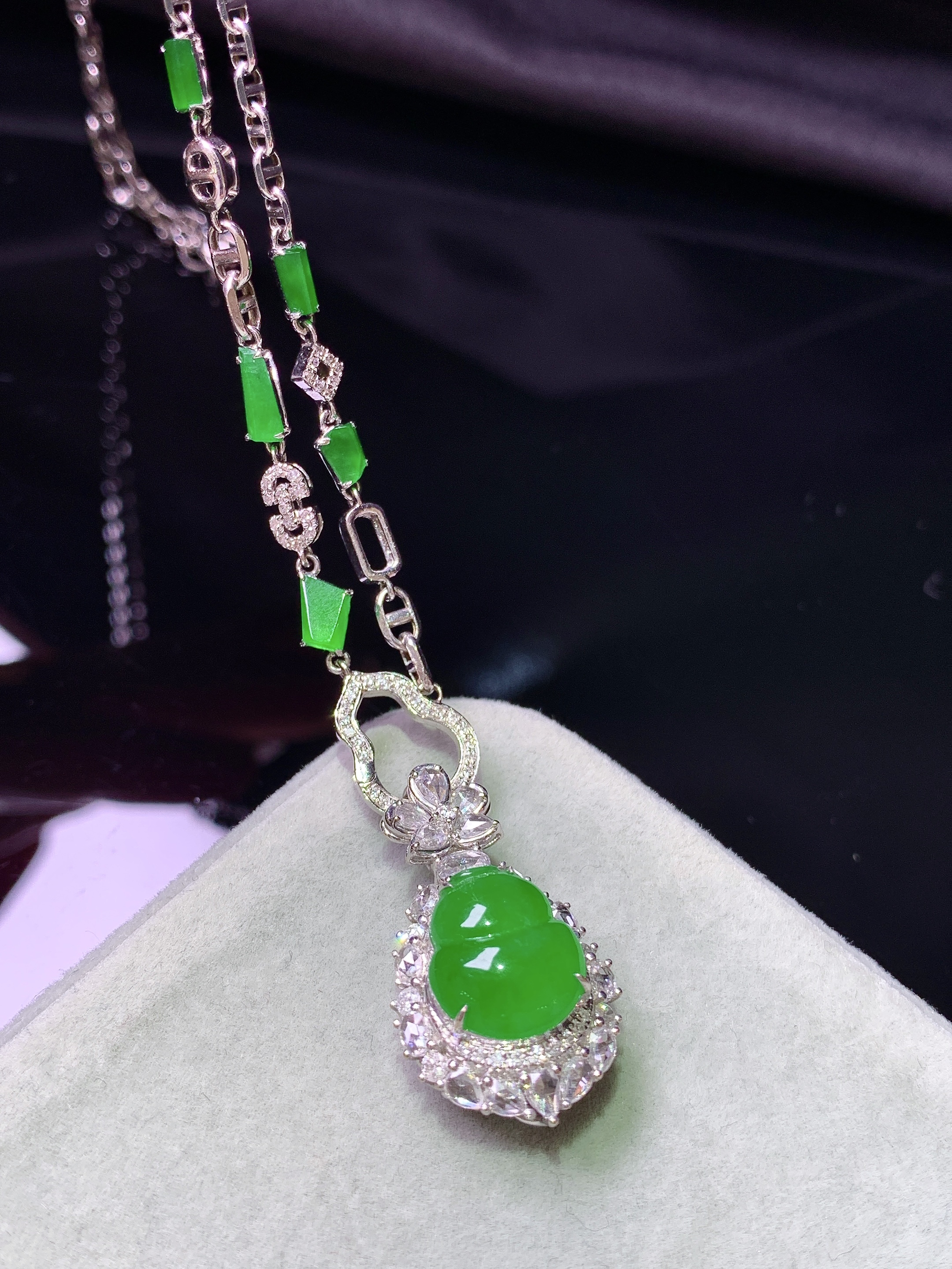 18k金钻镶嵌冰阳绿葫芦项链吊坠两用款 玉质细腻 色泽艳丽清新 水润亮眼 整体尺寸25.8*14.3