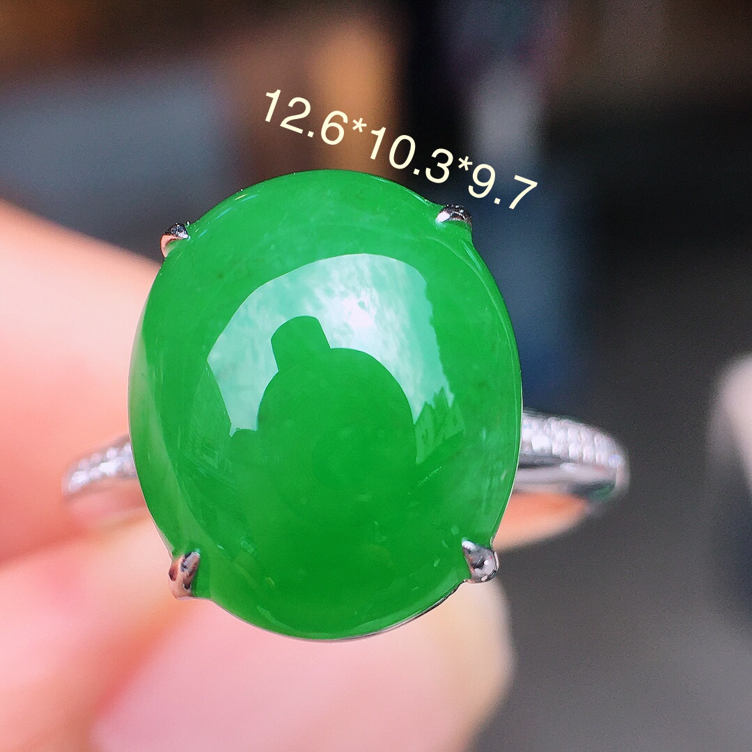 阳绿蛋面戒指，色泽均匀艳丽，玉质细腻，荧光感超
强，饱满圆润，尽显优雅气质，18k
金豪华镶嵌