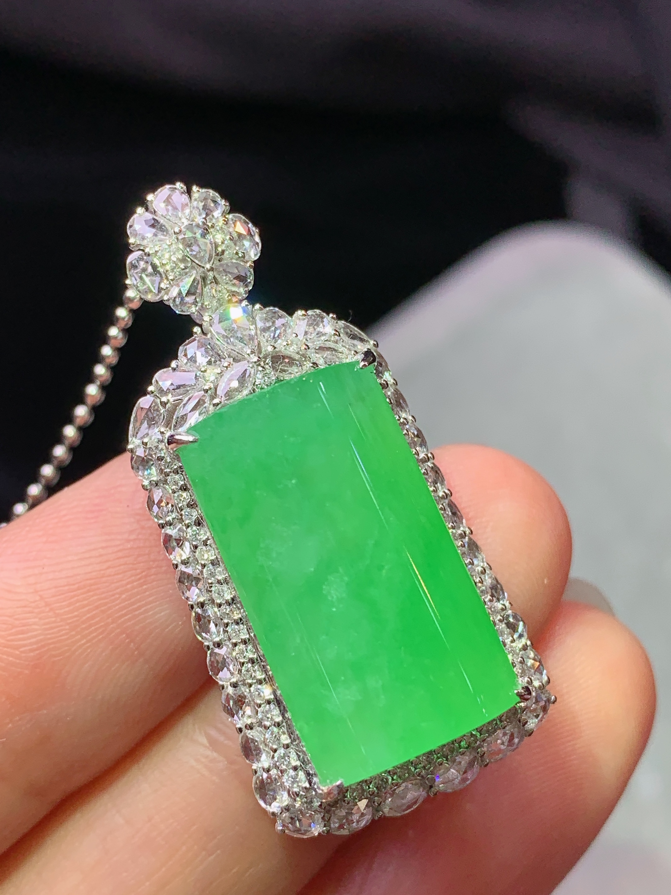 18k金钻镶嵌冰阳绿玉柱吊坠 玉质细腻 色泽艳丽清新 水润亮眼 整体尺寸36*17*12.3m3