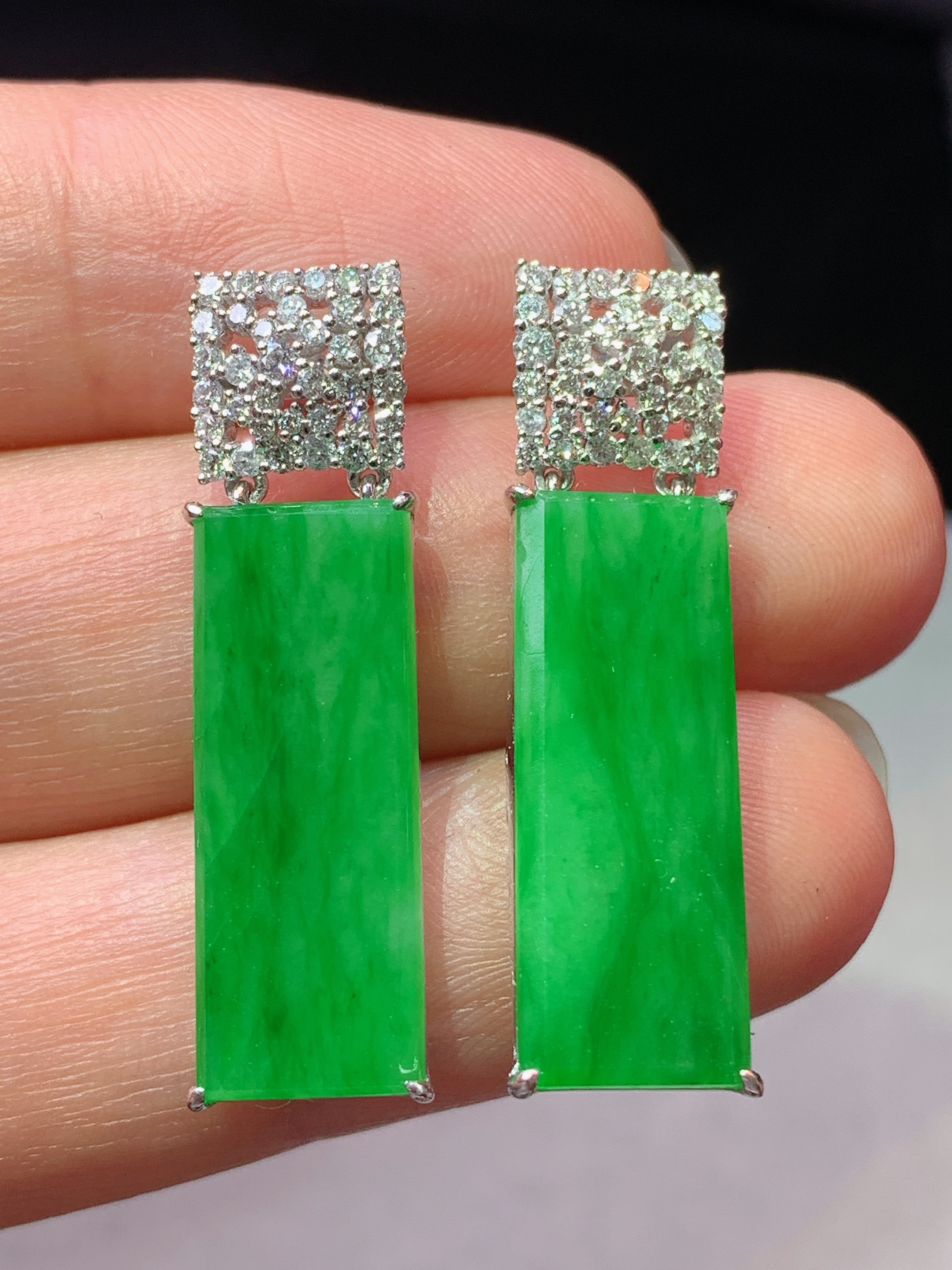 18k金钻镶嵌阳绿无事牌耳坠 玉质细腻 色泽艳丽清新 水润亮眼 整体尺寸29*8*3.8m5