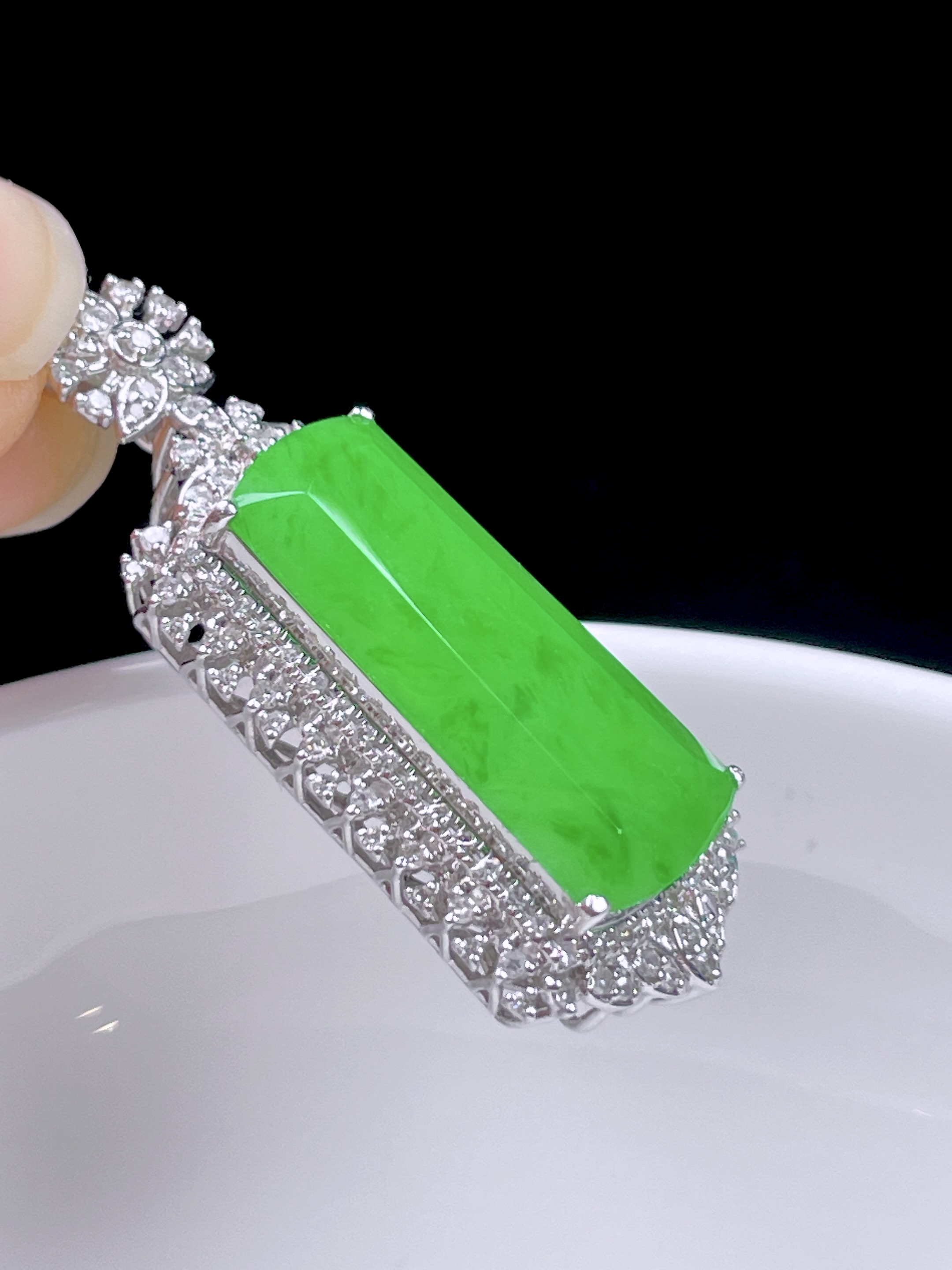 ️ 满色阳绿无事牌，色阳色浓，种老水润，18k金镶嵌：33.7/13.3/9.5，裸石：19.8/9.5