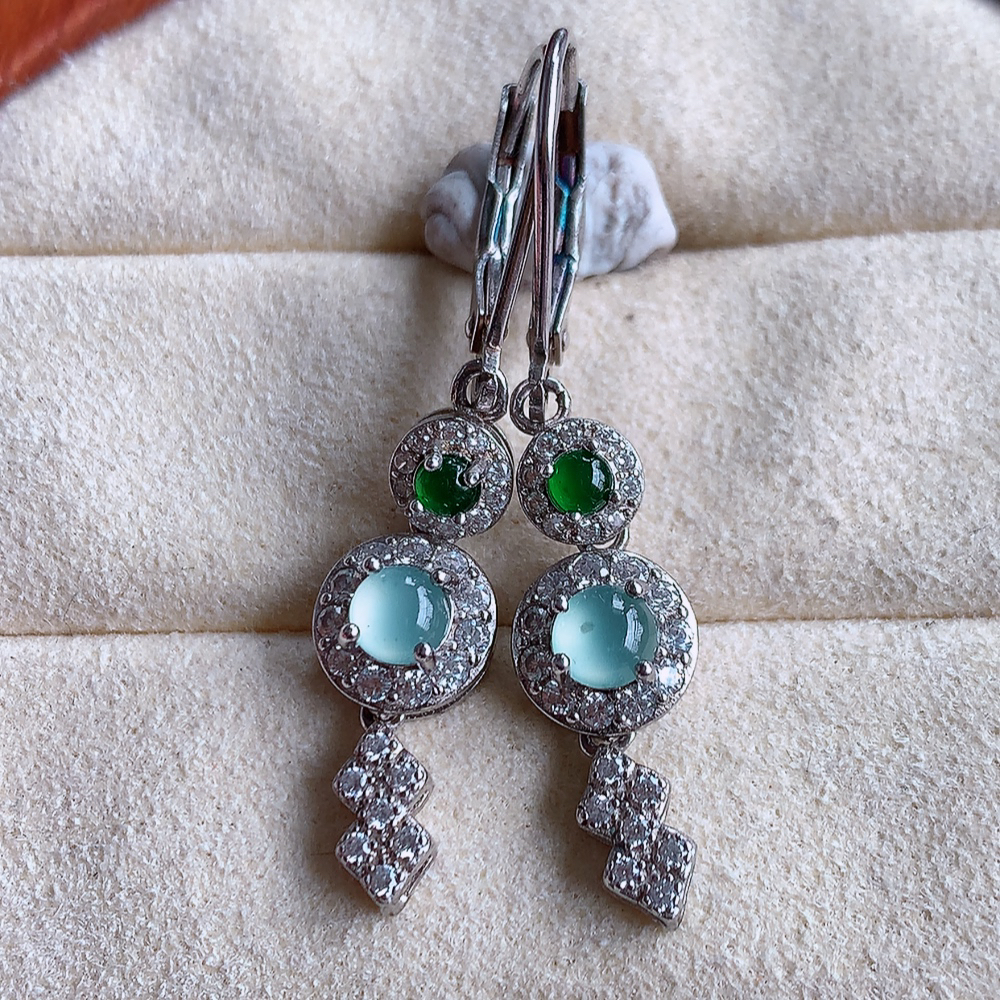 冰晴水翡翠925银镶嵌耳坠，自然光实拍，翠色灵动，颜色漂亮，种老水足，品相佳，佩戴佳品！W481.16 取一整体尺寸：20-7.8-5.5mm  裸石尺寸：4mm