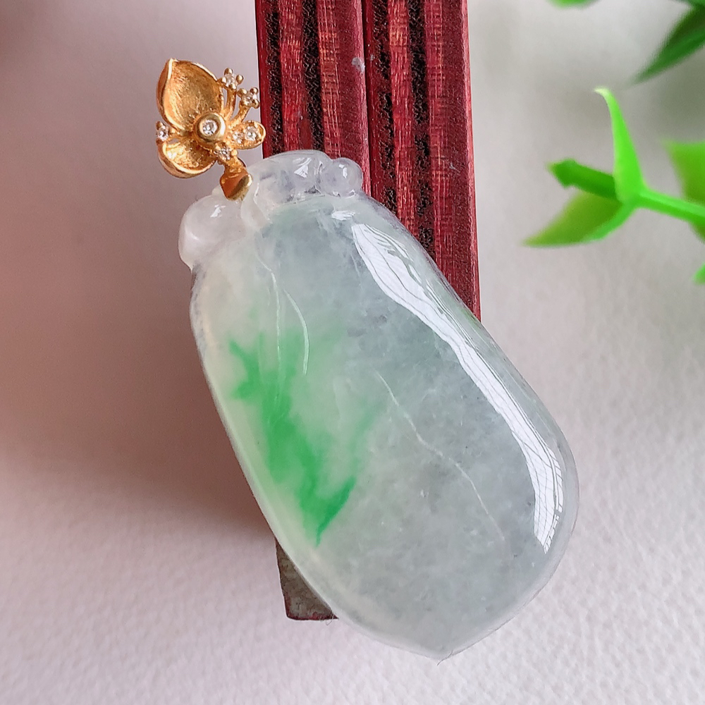 18k金扣冰润飘绿福瓜翡翠吊坠，呱呱来财，福气满满的美好寓意，清新自然  沁人心脾，造型独特，清秀高雅  W01.16  整体尺寸：42-19-6.8mm   裸石尺寸：34-19-6.8mm