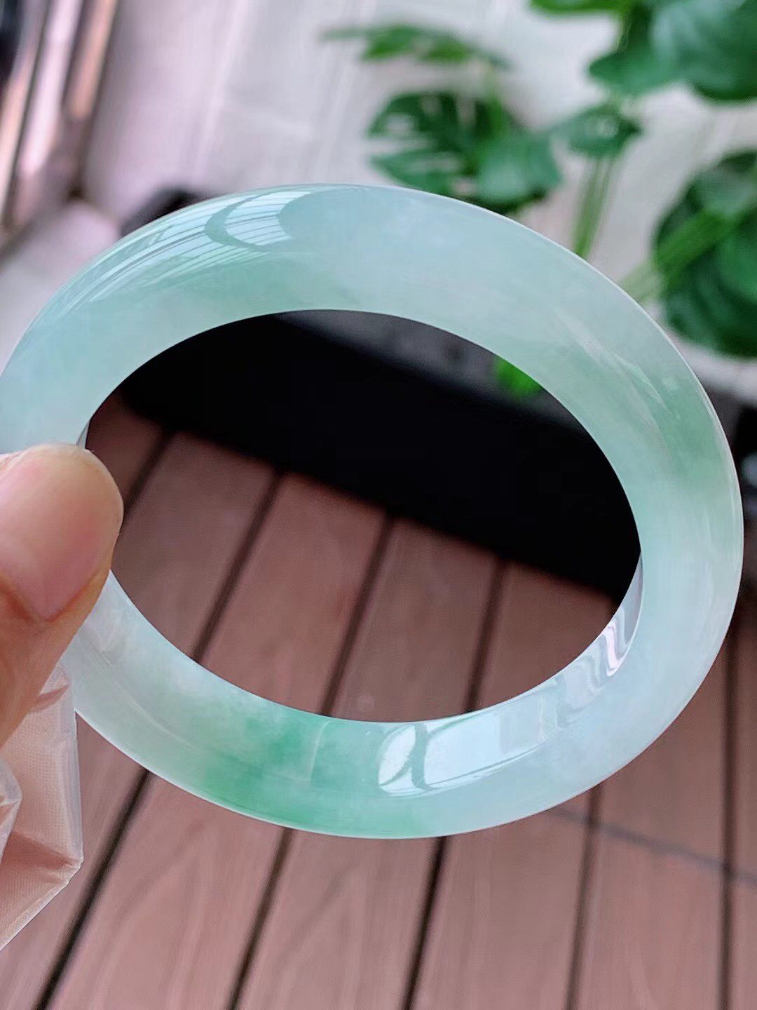 【翡翠名称】老坑种冰飘花54.5正圈口手镯
【翡翠尺寸】54.5/11.8/8.9mm适合53.5-56正圈口佩戴
【翡翠描述】宝贝种老水足，玉质细腻，色泽靓丽，性价比高，佩戴效果好！
【其它赠送】权威证书/精美挂绳盒子/支持全国复检