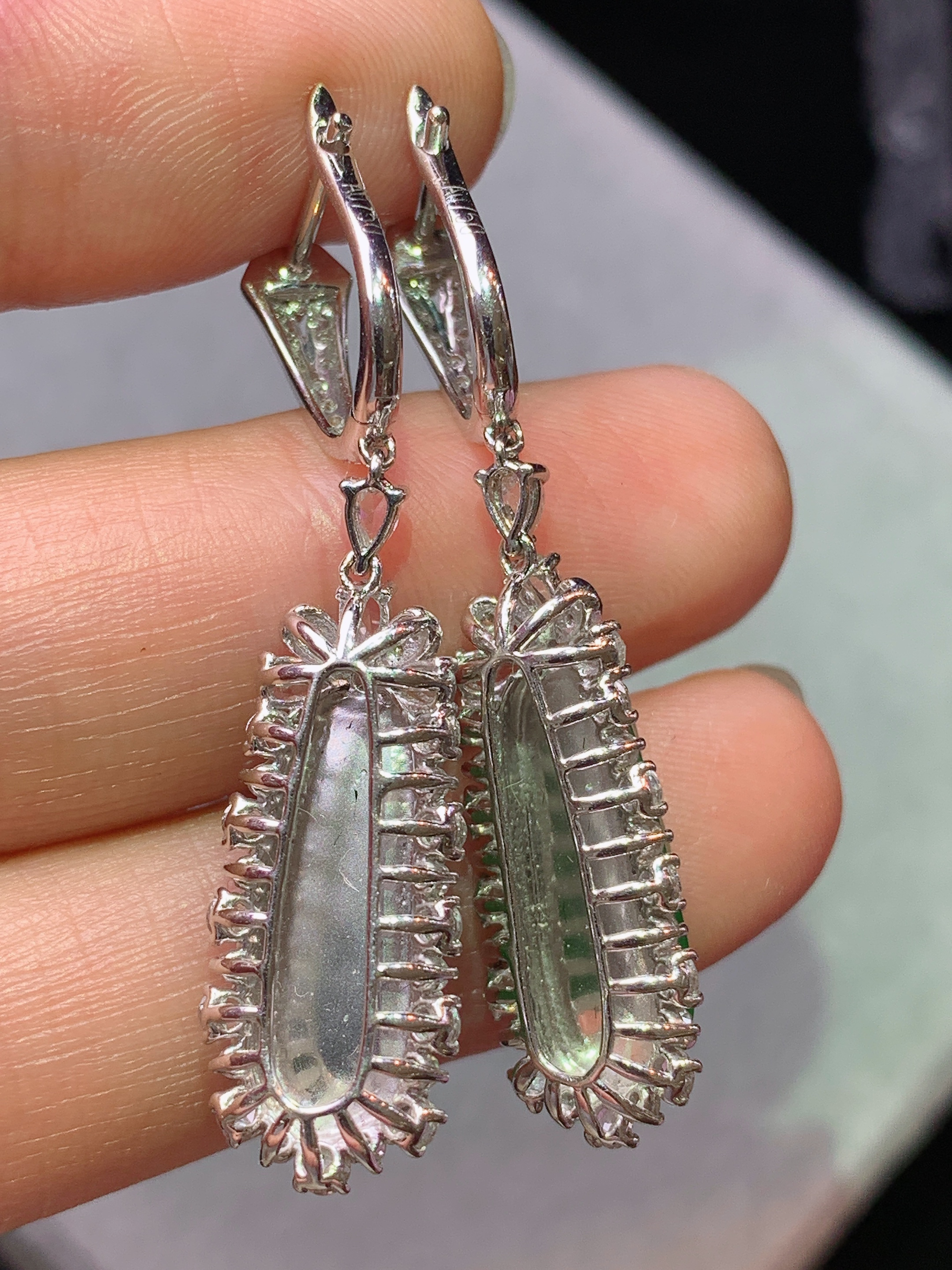 18k金钻镶嵌冰阳绿四季豆耳坠 玉质细腻 色泽艳丽清新 水润亮眼 整体尺寸41.5*10*7.6h1