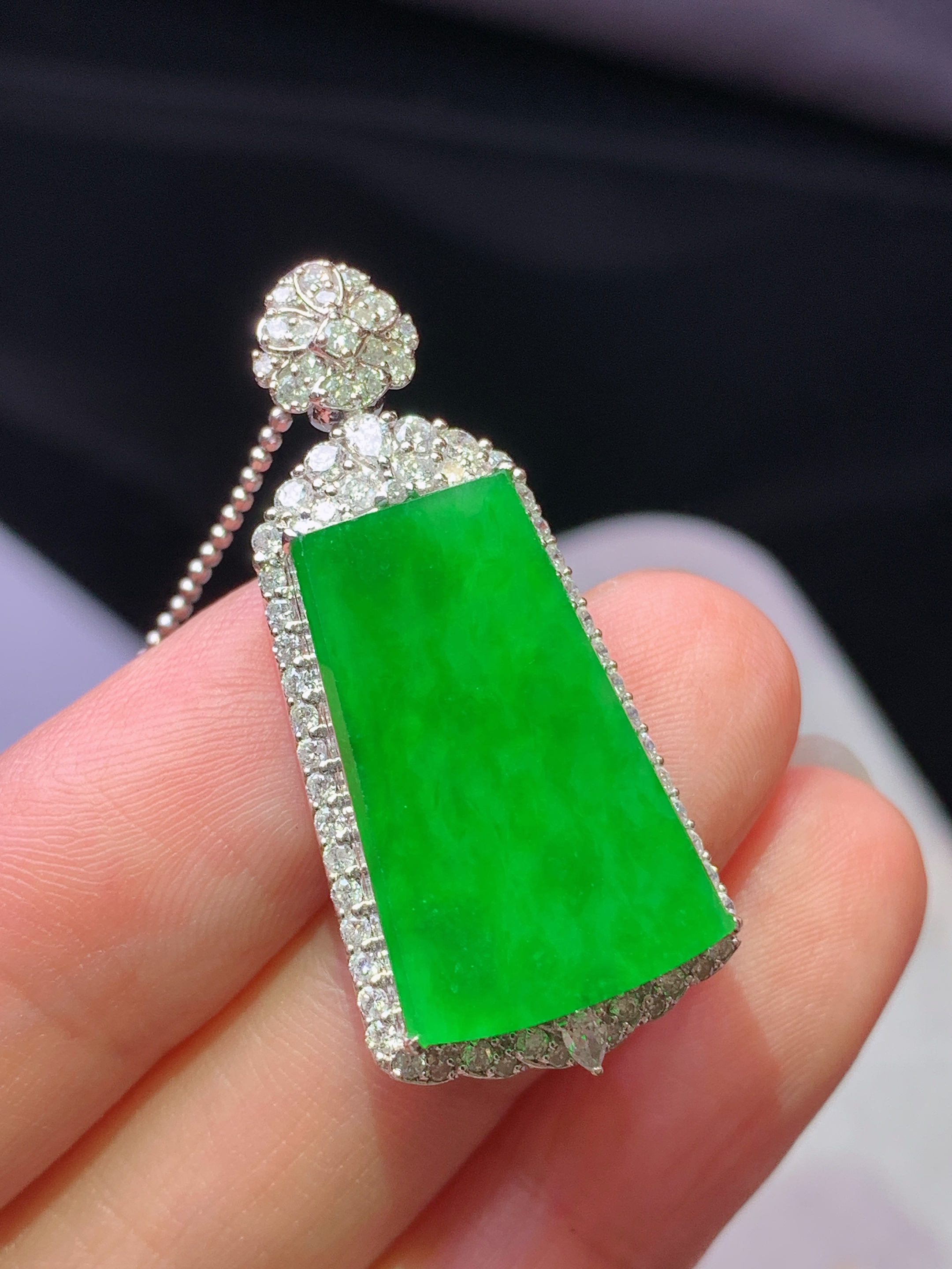 18k金钻镶嵌阳绿无事牌吊坠 玉质细腻 色泽艳丽清新 水润亮眼 整体尺寸35.6*16*7.7t1