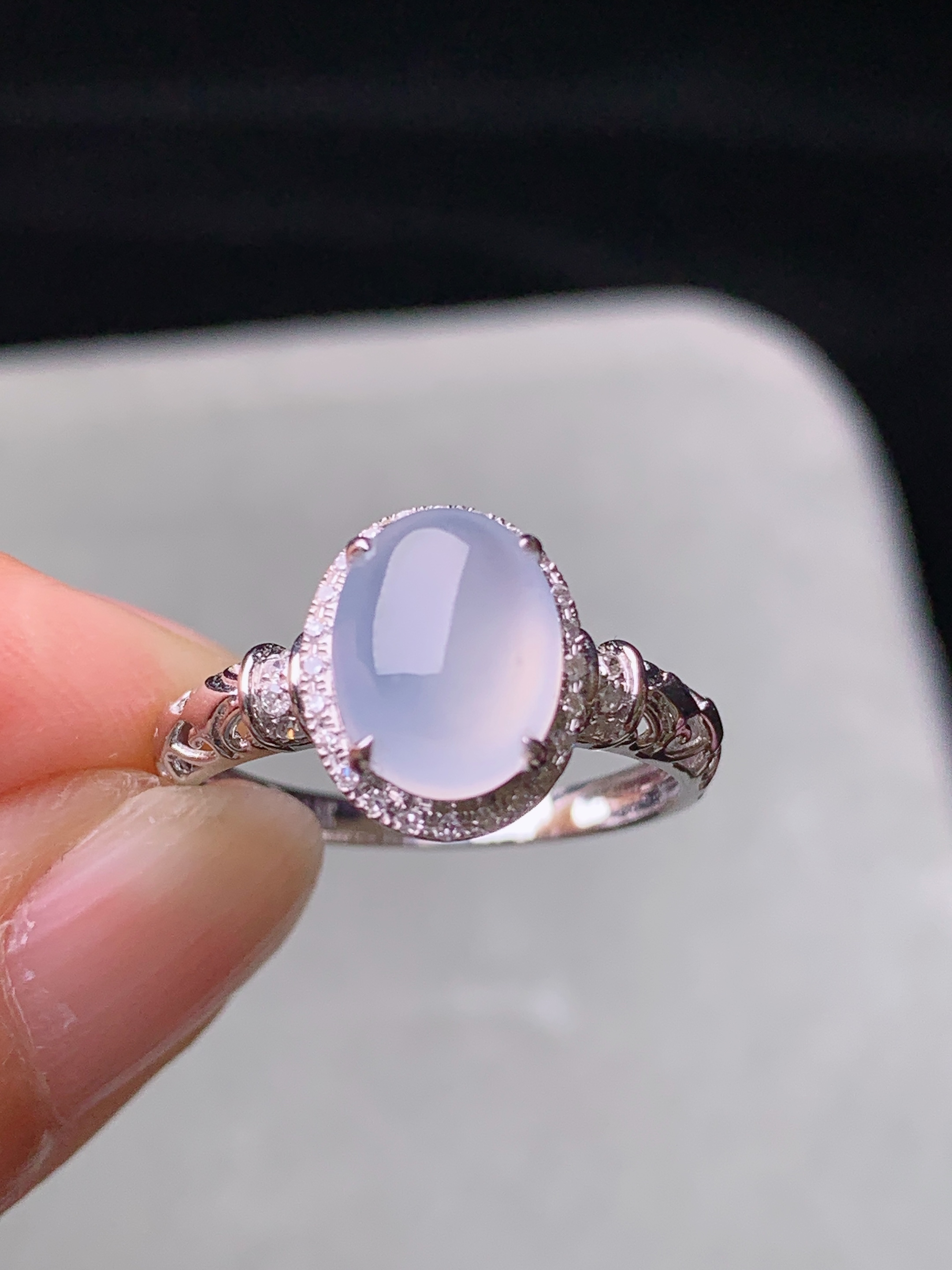 18k金钻镶嵌冰种蛋面戒指 玉质细腻 色泽艳丽清新 水润亮眼 圈口13 整体尺寸10.8*9.5*6.5t1