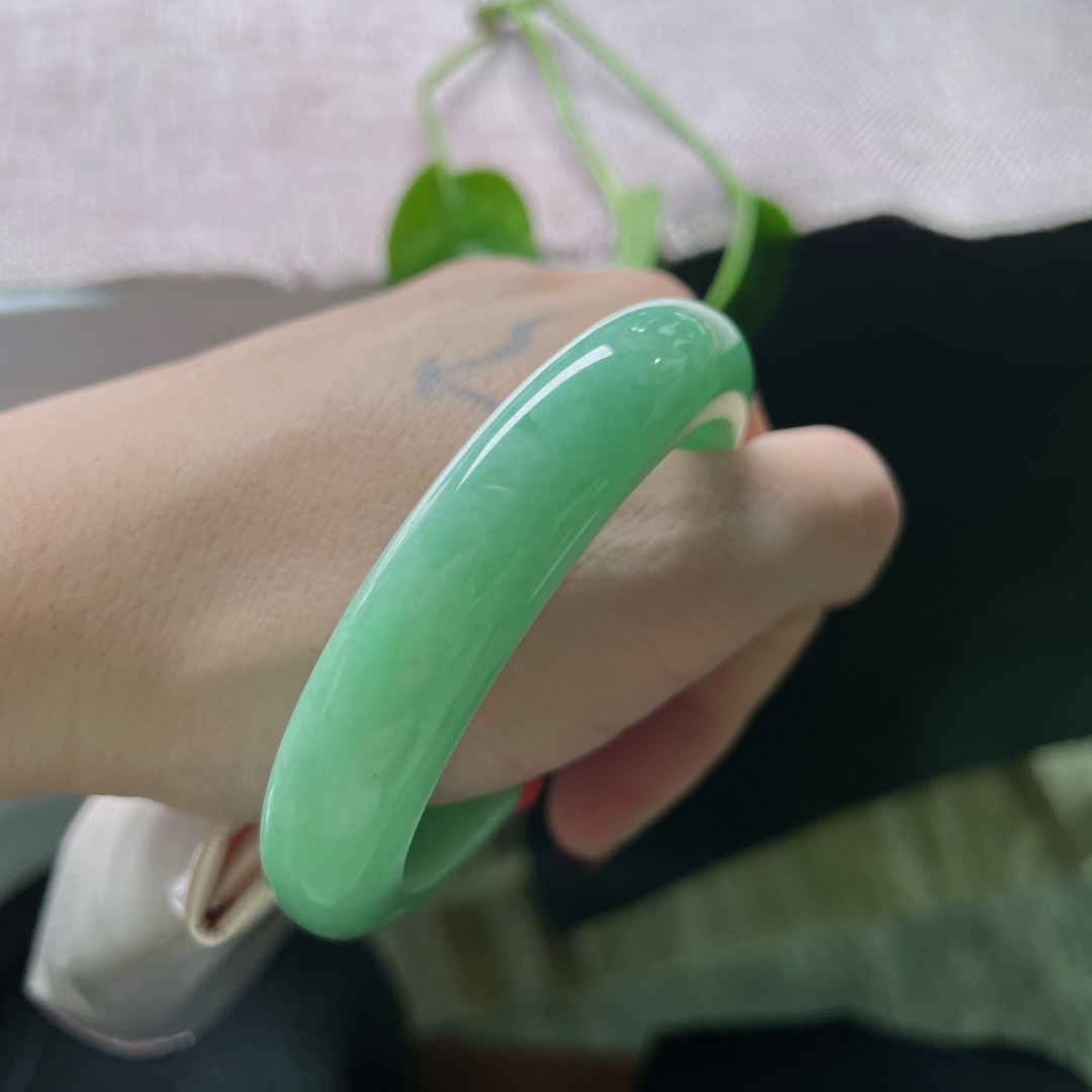 51.7/11.9/8.2，苹果绿正圈，翠色伊人，碧波荡漾，举手投足尽显贵气，晶体，无裂，ss50805a