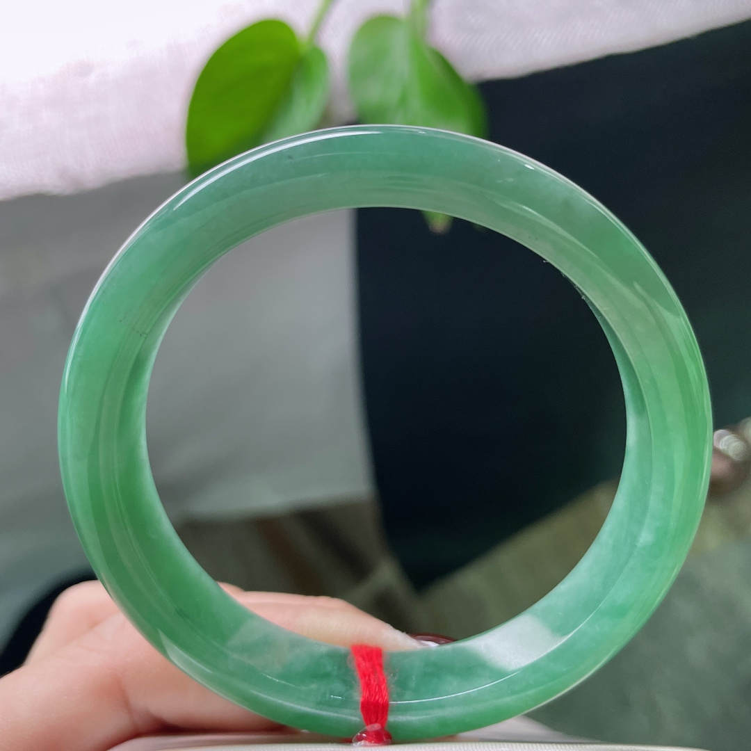 57.4/11.4/7.7，绿底正圈，水润细腻，盈盈一水间，脉脉不语。乌鸡，无裂，ss50932a