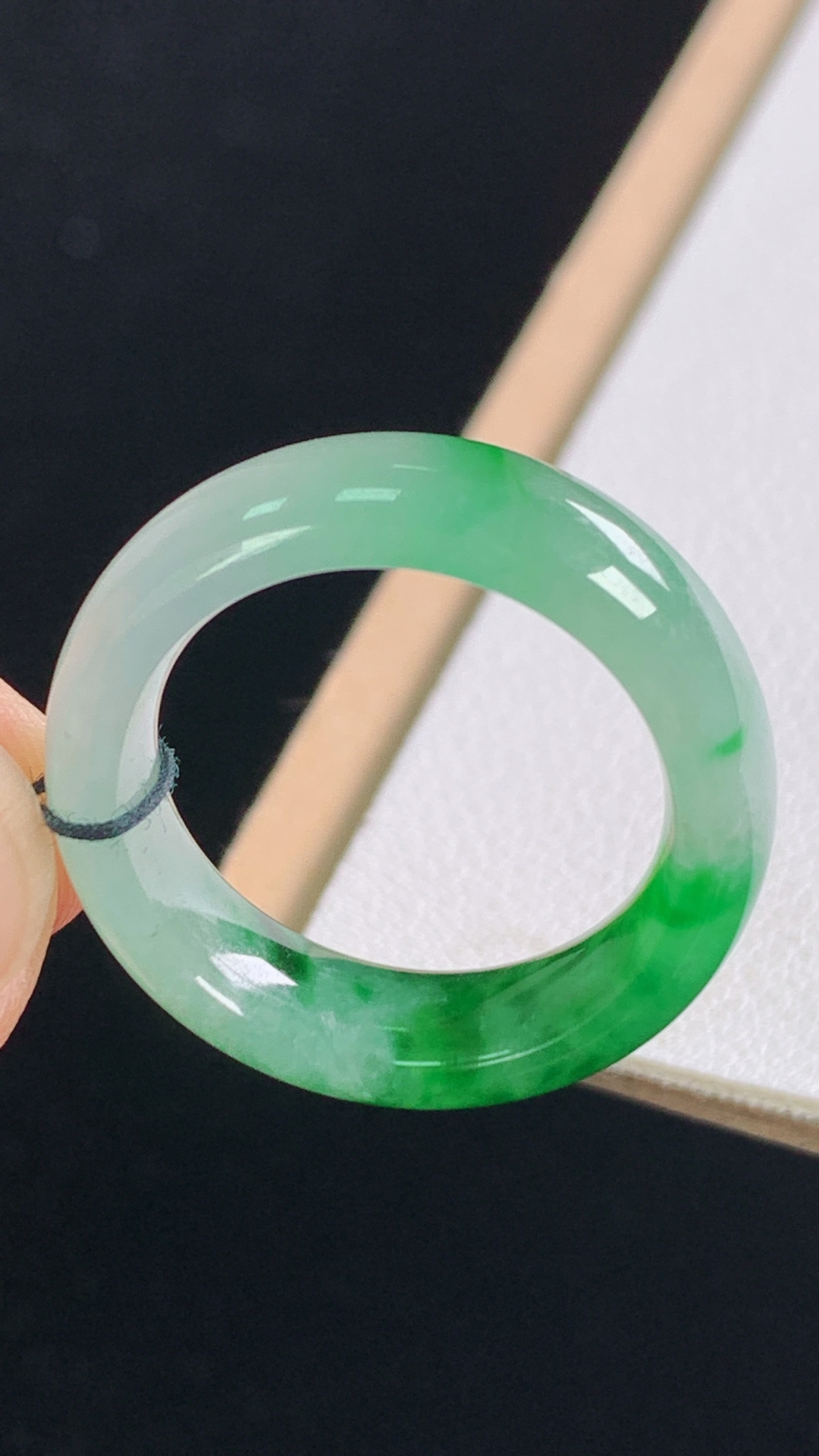 ️超值，冰飘绿指环，色泽漂亮，水润细腻，无裂，尺寸:圈口18/18.4-6.6-3.6mm