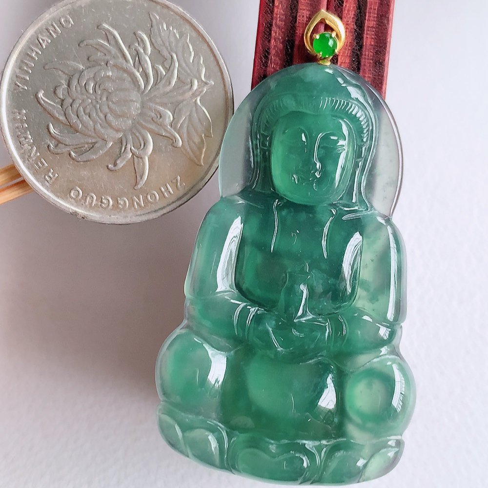 18k金扣蓝冰精雕观音吊坠，法相端庄大气，工艺精湛，种色浓郁，细腻饱满冰润，种老水足，收藏佳品，佩戴大气  W01.16   尺寸：42.5-26-3.6mm