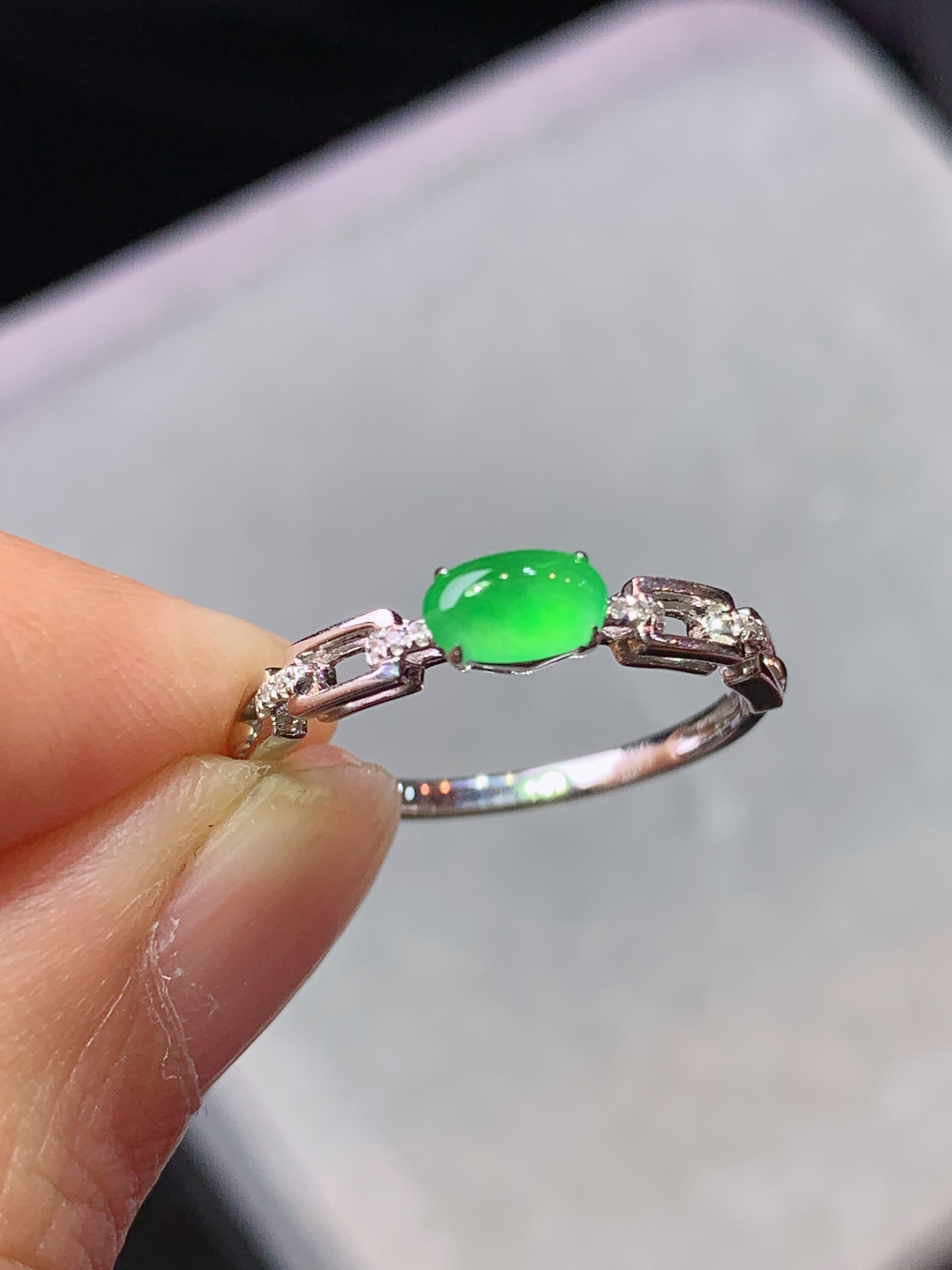 18k金钻镶嵌冰阳绿蛋面戒指 玉质细腻 色泽艳丽清新 水润亮眼 圈口14.5 裸石尺寸6*3.5*2