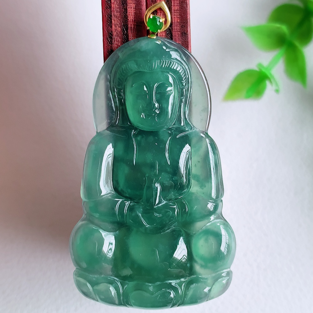 18k金扣蓝冰精雕观音吊坠，法相端庄大气，工艺精湛，种色浓郁，细腻饱满冰润，种老水足，收藏佳品，佩戴大气  W01.16   尺寸：42.5-26-3.6mm