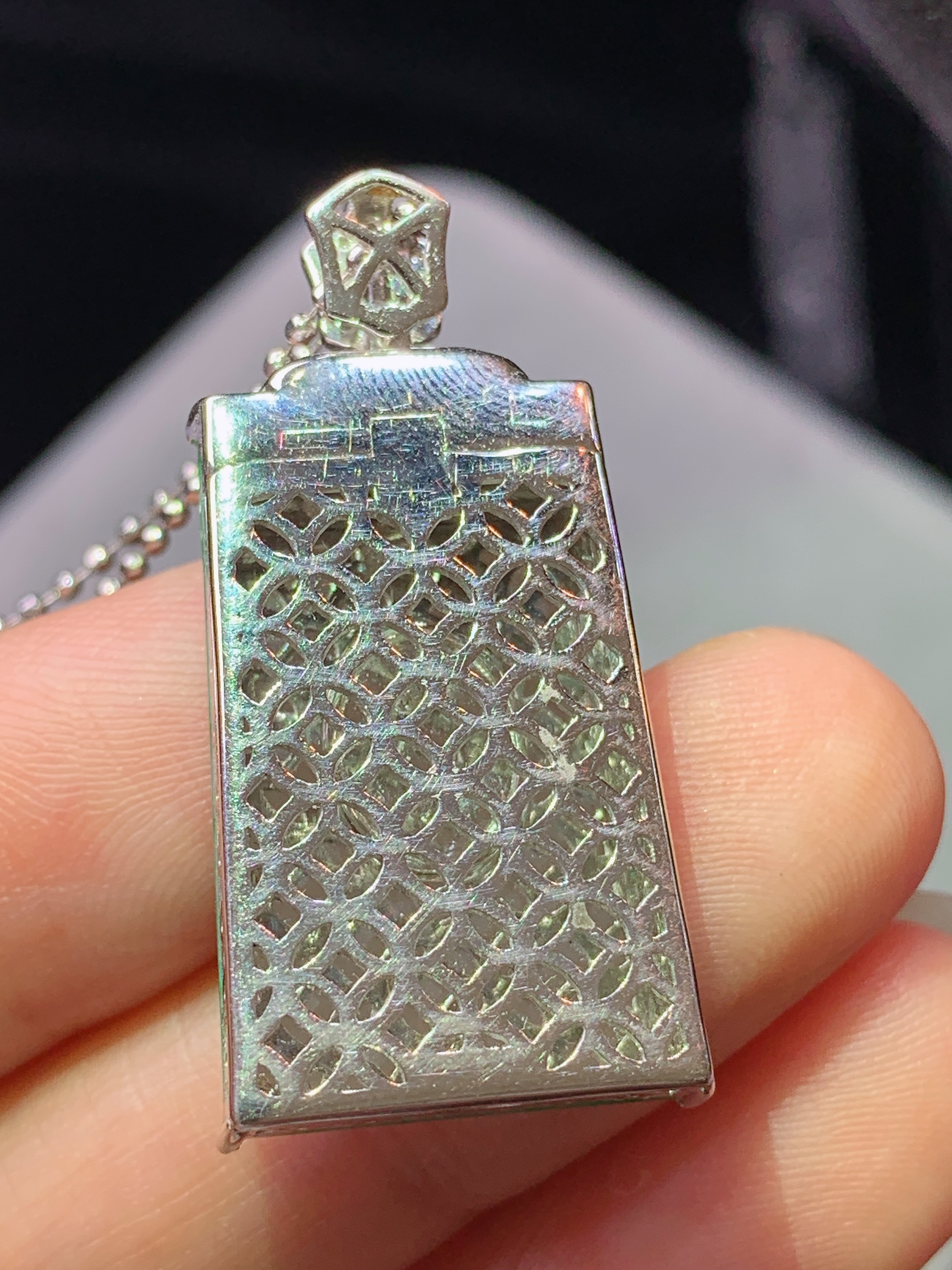 18k金钻镶嵌阳绿无事牌吊坠 玉质细腻 色泽艳丽清新 水润亮眼 整体尺寸32.7*15.3*5m2