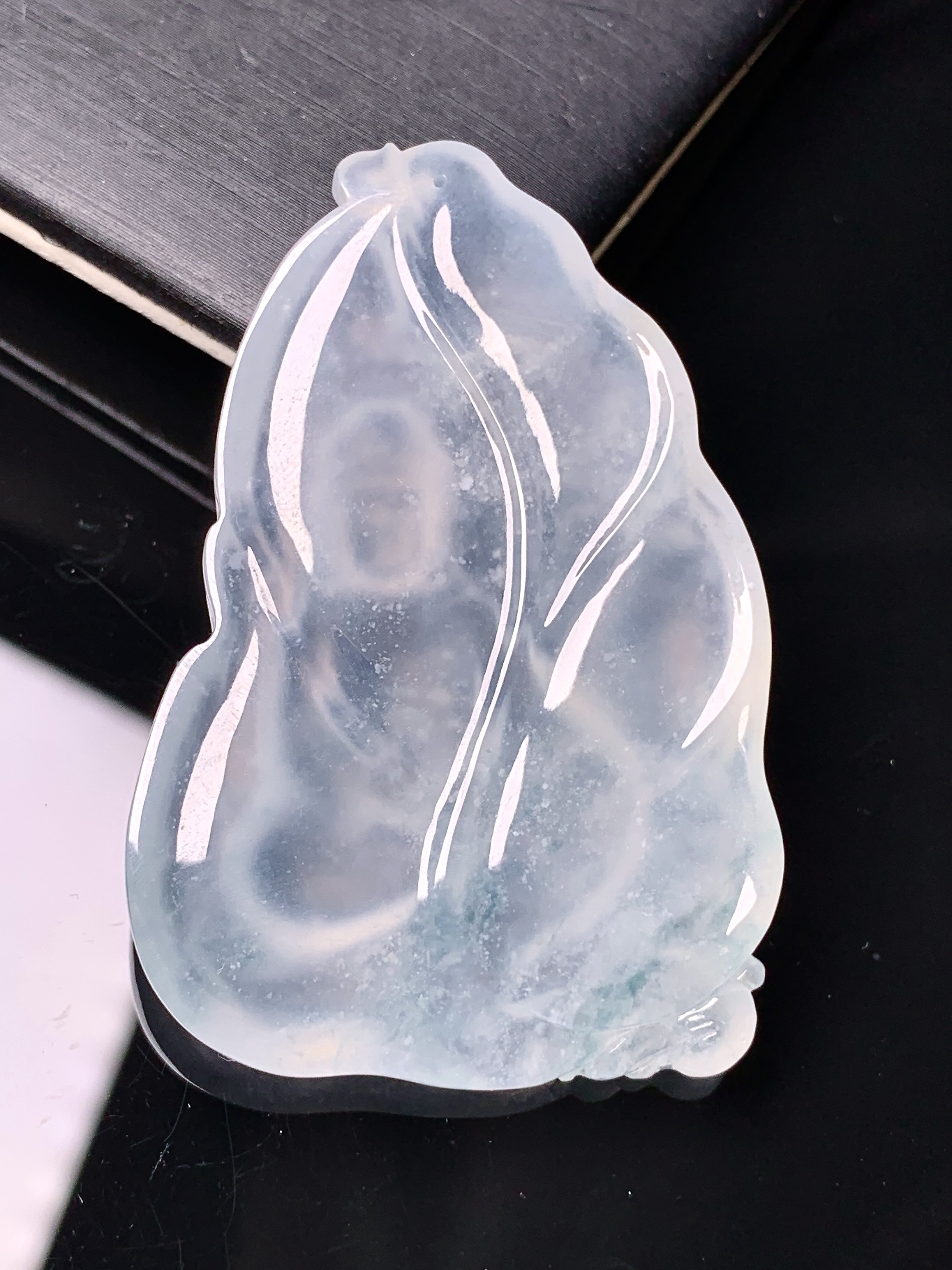 冰种观音菩萨吊坠 玉质细腻 色泽艳丽清新 水润亮眼 整体尺寸50*33.6*6.3x7