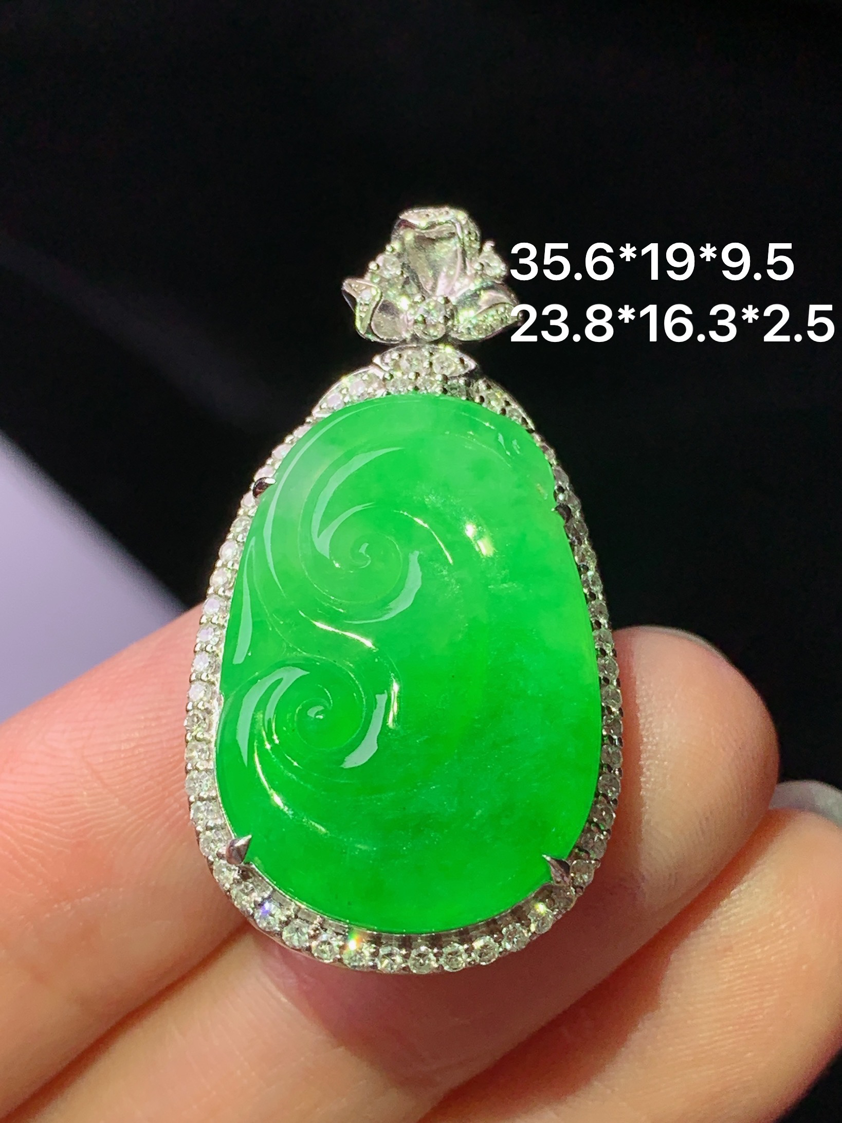 18金钻镶嵌阳绿如意吊坠 玉质细腻 色泽艳丽清新 水润亮眼 整体尺寸35.6*19*9.5y1