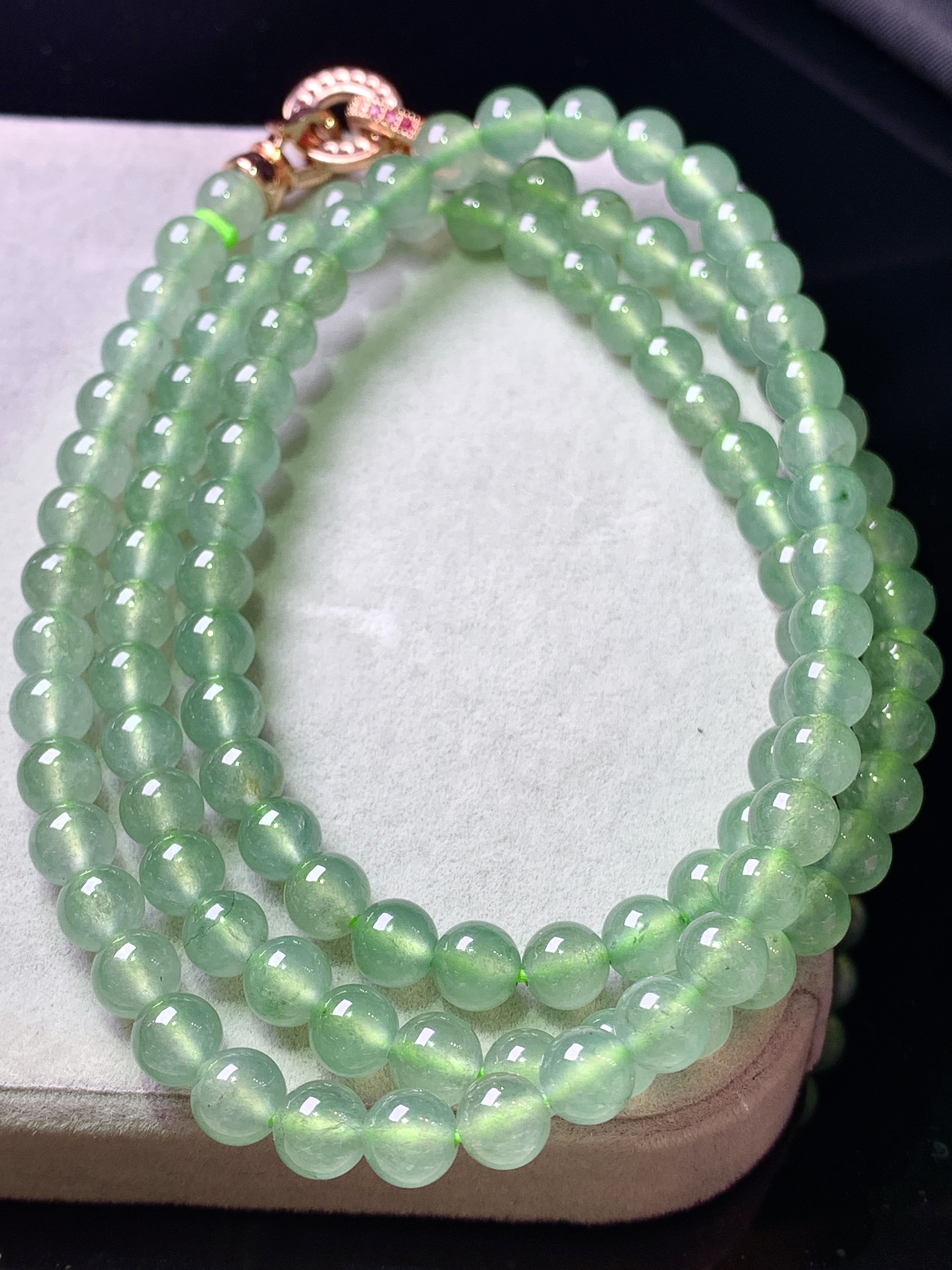 冰种浅绿圆珠项链 玉质细腻 色泽艳丽清新 水润亮眼 整体尺寸5.3c5