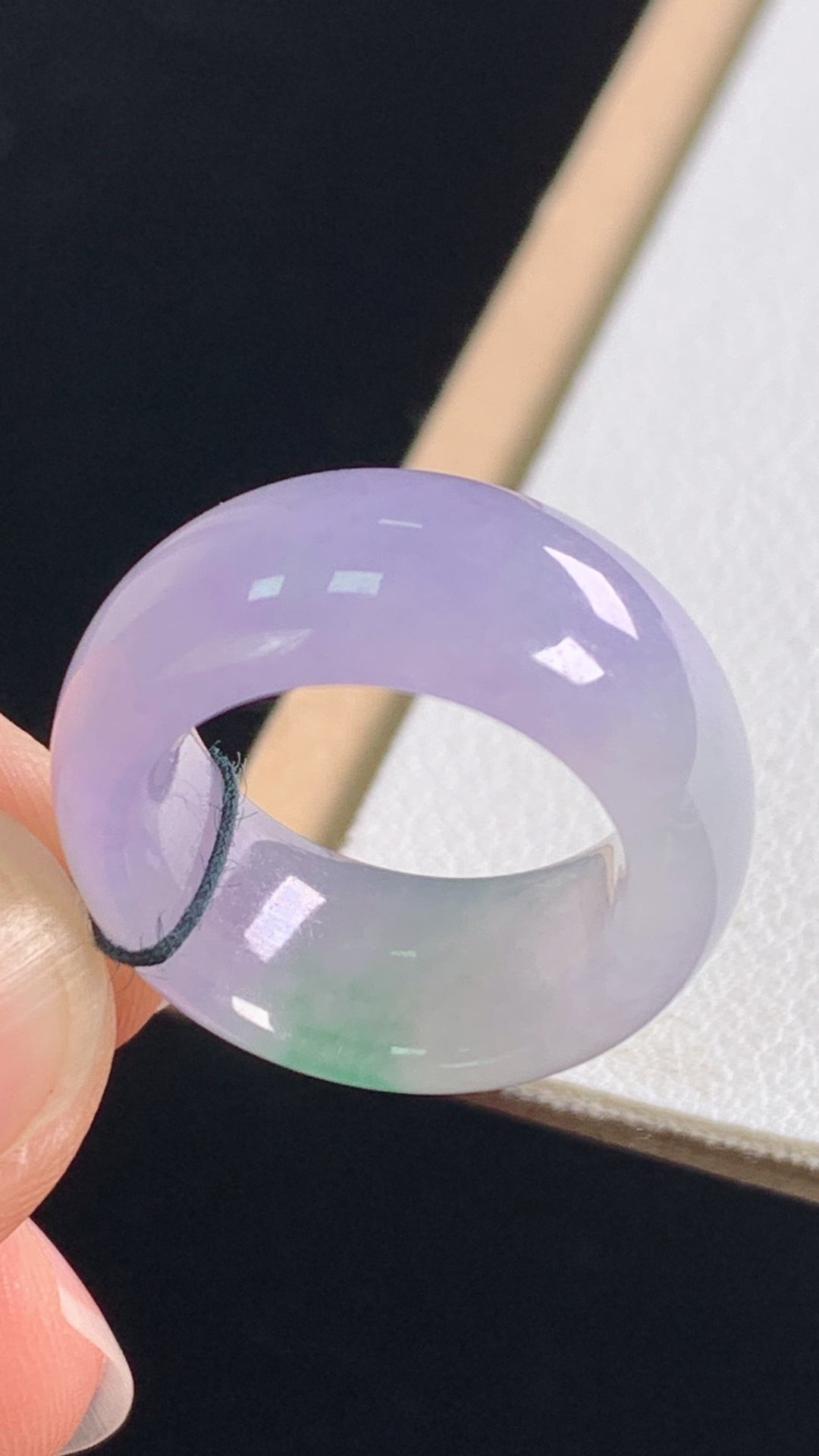 ️春彩指环，有种有色，底子细腻，无裂，尺寸:圈口7/14.4-8.9-3.8mm