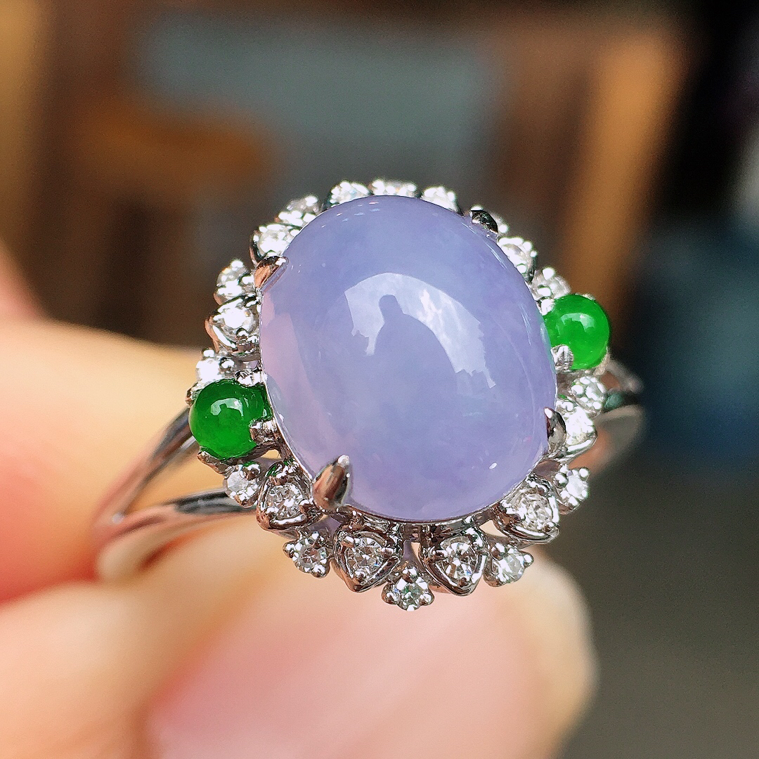 紫罗兰蛋面戒指，色泽均匀艳丽，玉质细腻，荧光感超
强，饱满圆润，尽显优雅气质，18k
金豪华镶嵌