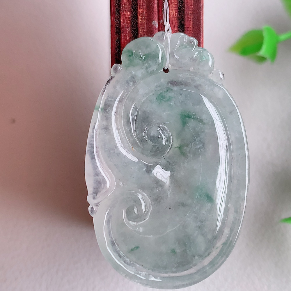 冰润飘花吉祥如意翡翠吊坠  寓意“万事如意，吉祥如意,福寿绵长 心想事成”饱满大气，通透水润  W49.16 尺寸：36.5-23.5-5mm
