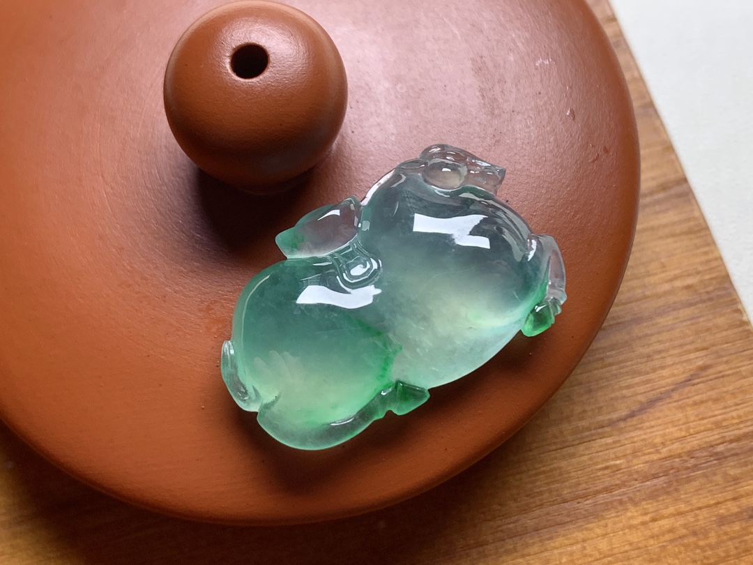 玻璃种阳绿马上有钱 色泽青翠漂亮，底子荧润起胶，厚实立体，尺寸15.5*24.8*6.5
