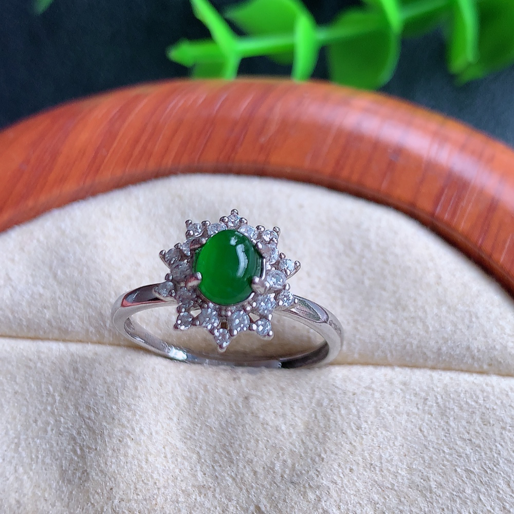 冰满绿精美翡翠蛋面戒指  玉质细腻  冰清玉润  飘花灵动  颜色漂亮  W481.16  内径尺寸：18-11.5-8.3mm  裸石尺寸：6-4.3mm