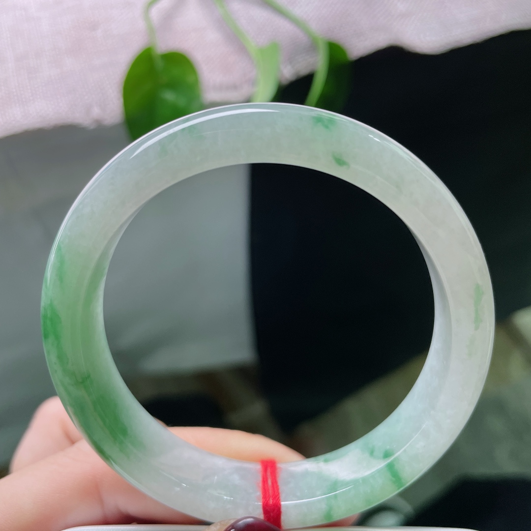 55.3/10.7/7.9飘绿正圈，像极了雨后的山林，清透的底子上，浮着几缕鲜活的绿。无裂，ss50755a