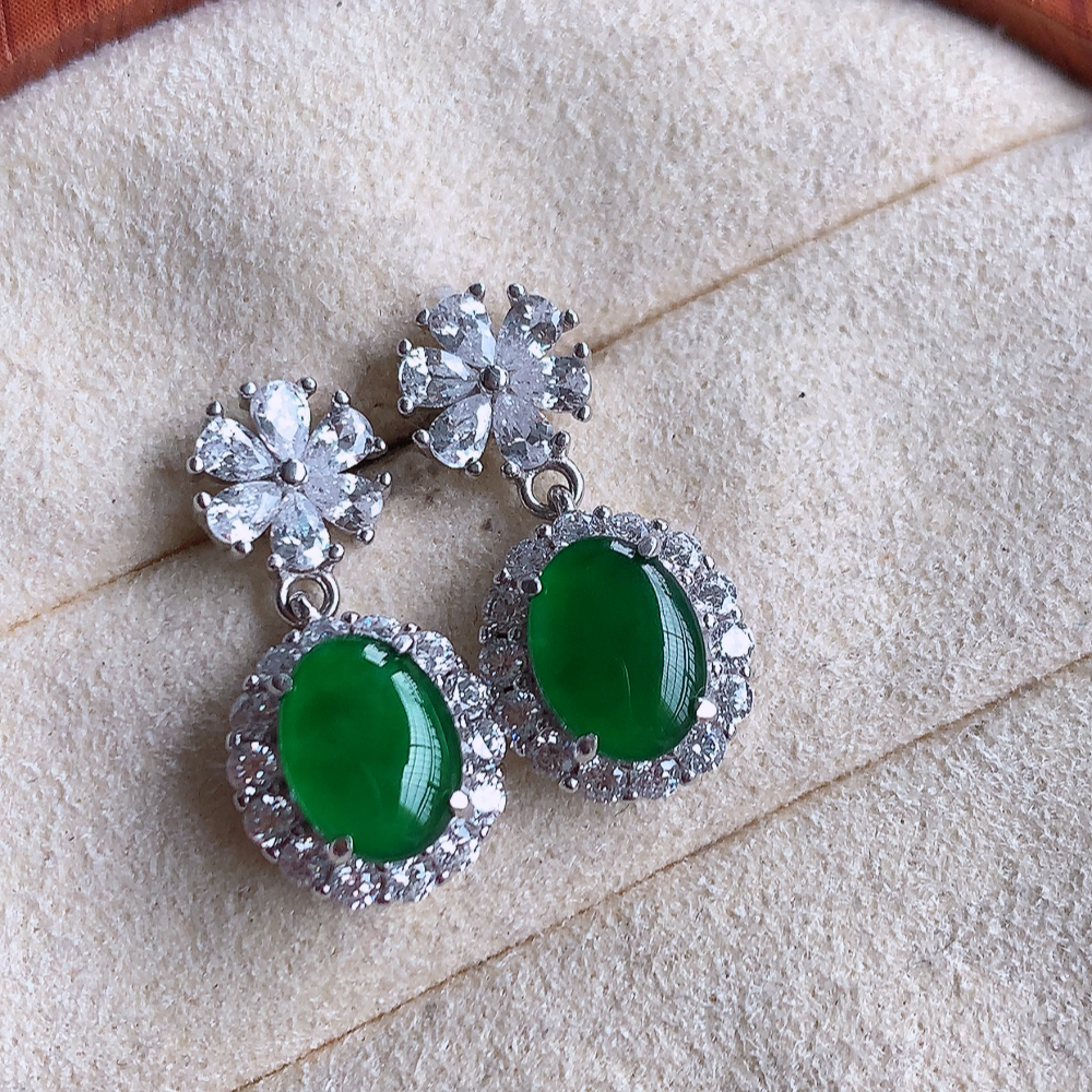冰满绿翡翠925银镶嵌耳坠，自然光实拍，翠色灵动，颜色漂亮，种老水足，品相佳，佩戴佳品！W815.16  取一整体尺寸：19-9.3-5.8mm  裸石尺寸：7.8-5.8mm