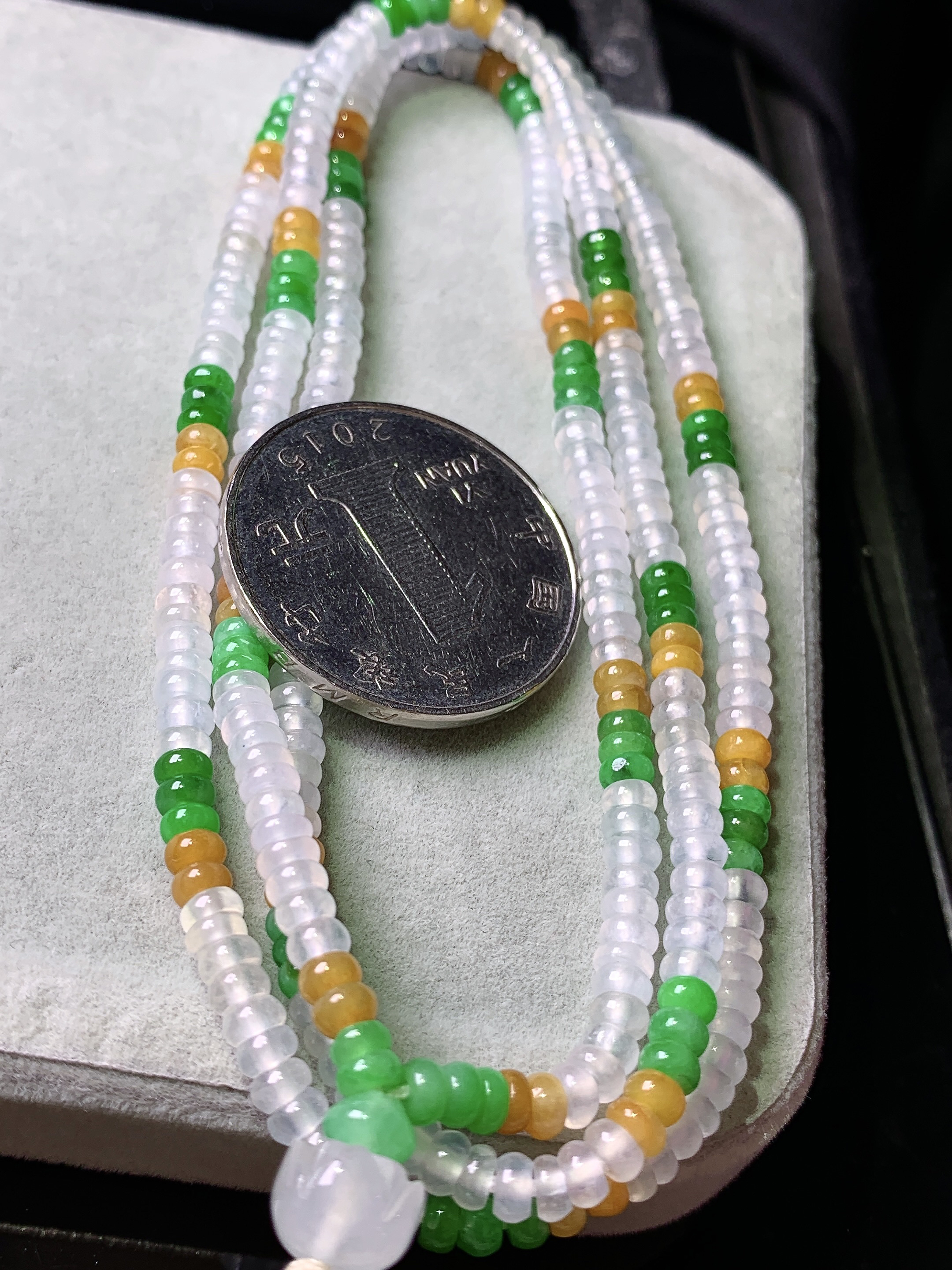 冰黄绿算盘珠项链 玉质细腻 色泽艳丽清新 水润亮眼 整体尺寸3.5*2.5c5