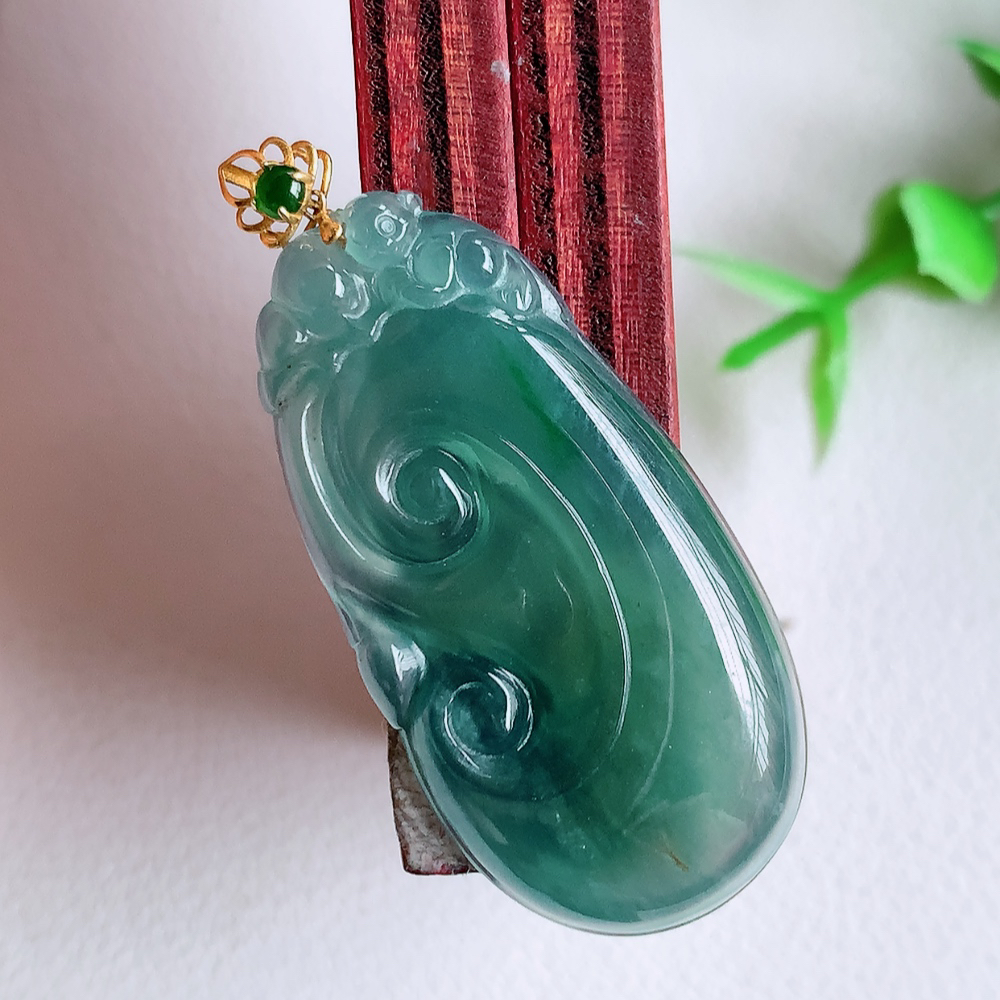 18k金扣蓝冰吉祥如意翡翠吊坠  寓意“万事如意，吉祥如意,福寿绵长 心想事成”饱满大气，通透水润  W01.16  尺寸：36-18-4.3mm