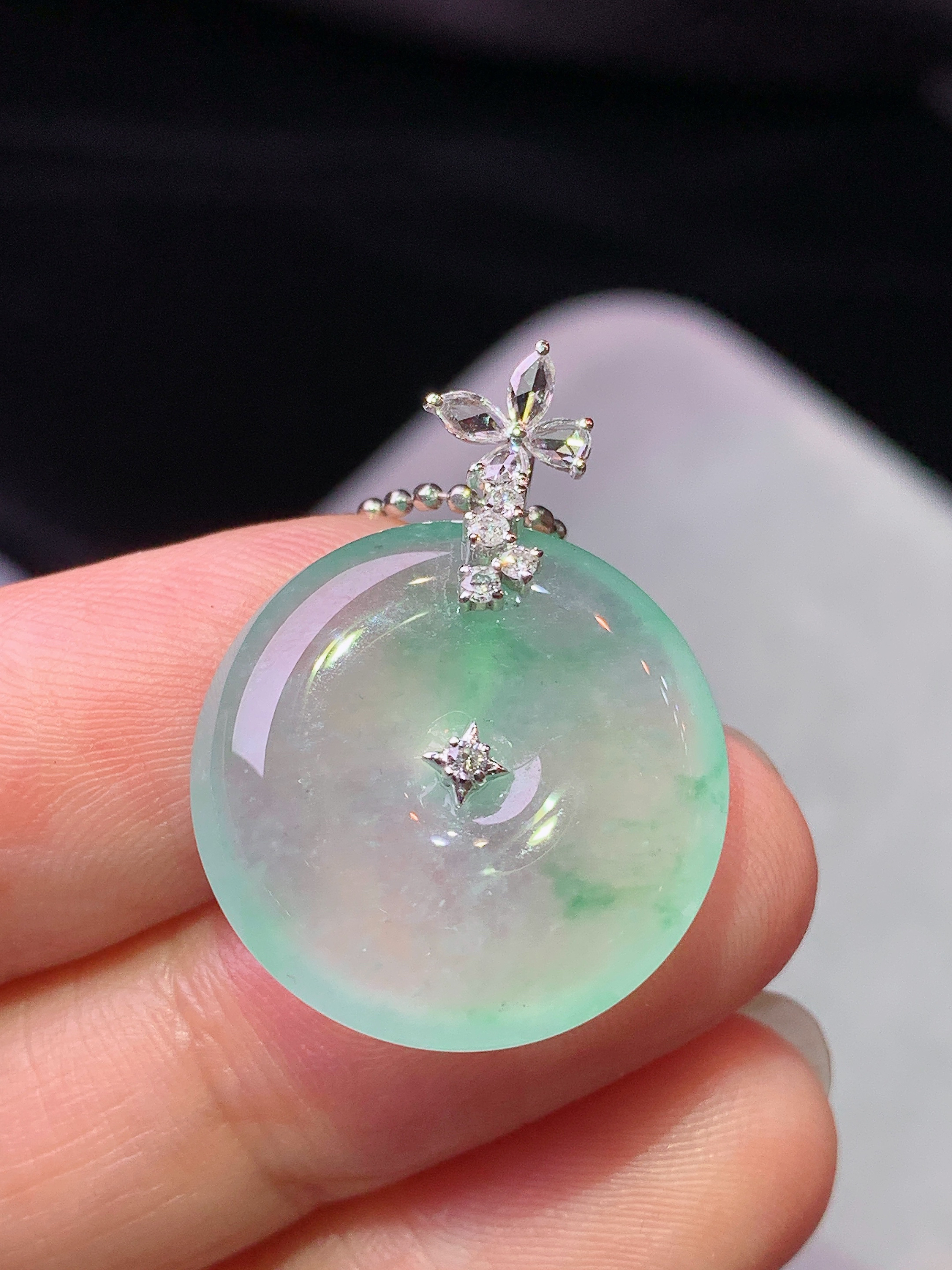 18k金钻镶嵌冰飘绿平安扣吊坠 玉质细腻 色泽艳丽清新 水润亮眼 整体尺寸26.2*19.5*5.6m3