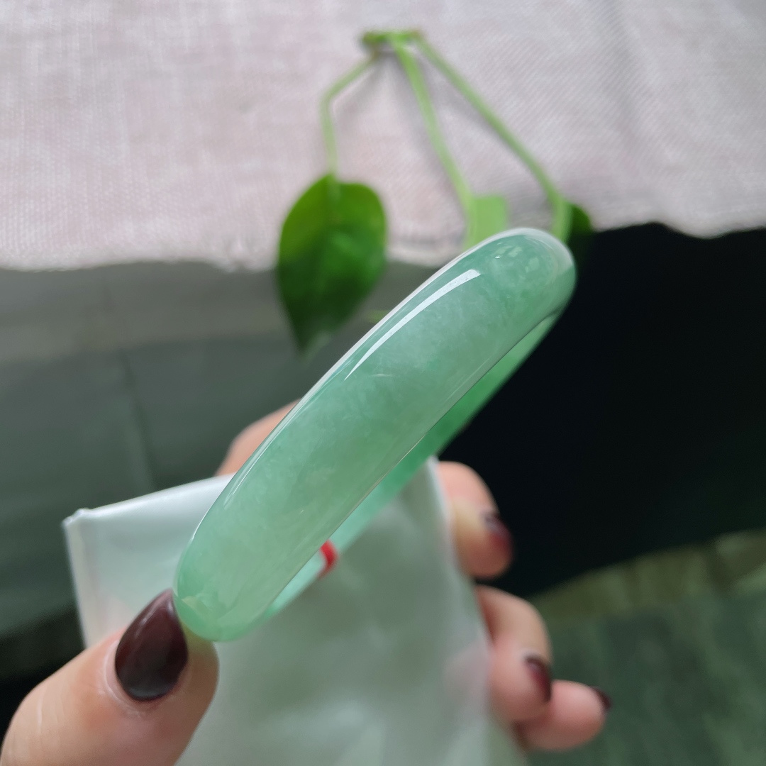 56.2/12.1/7.9，绿底正圈，将一整个盎然的夏天，藏进盈盈一方。一点洒金不明显，皮纹，ss50678a