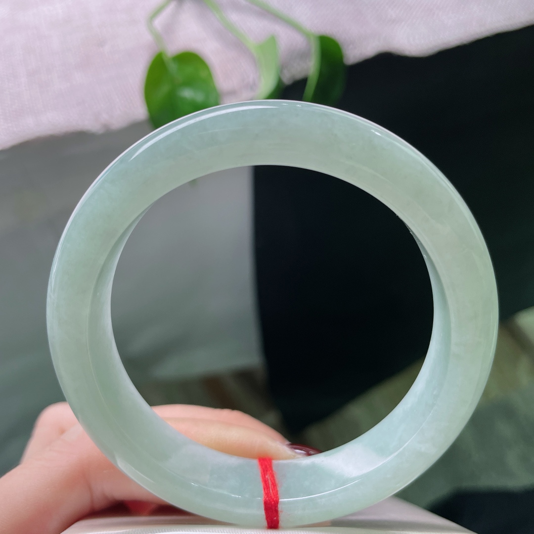 56.8/12.8/8，浅绿底正圈，芙蓉绿，干净清爽，自然通透，一点皮纹不显，无裂，ss50715a