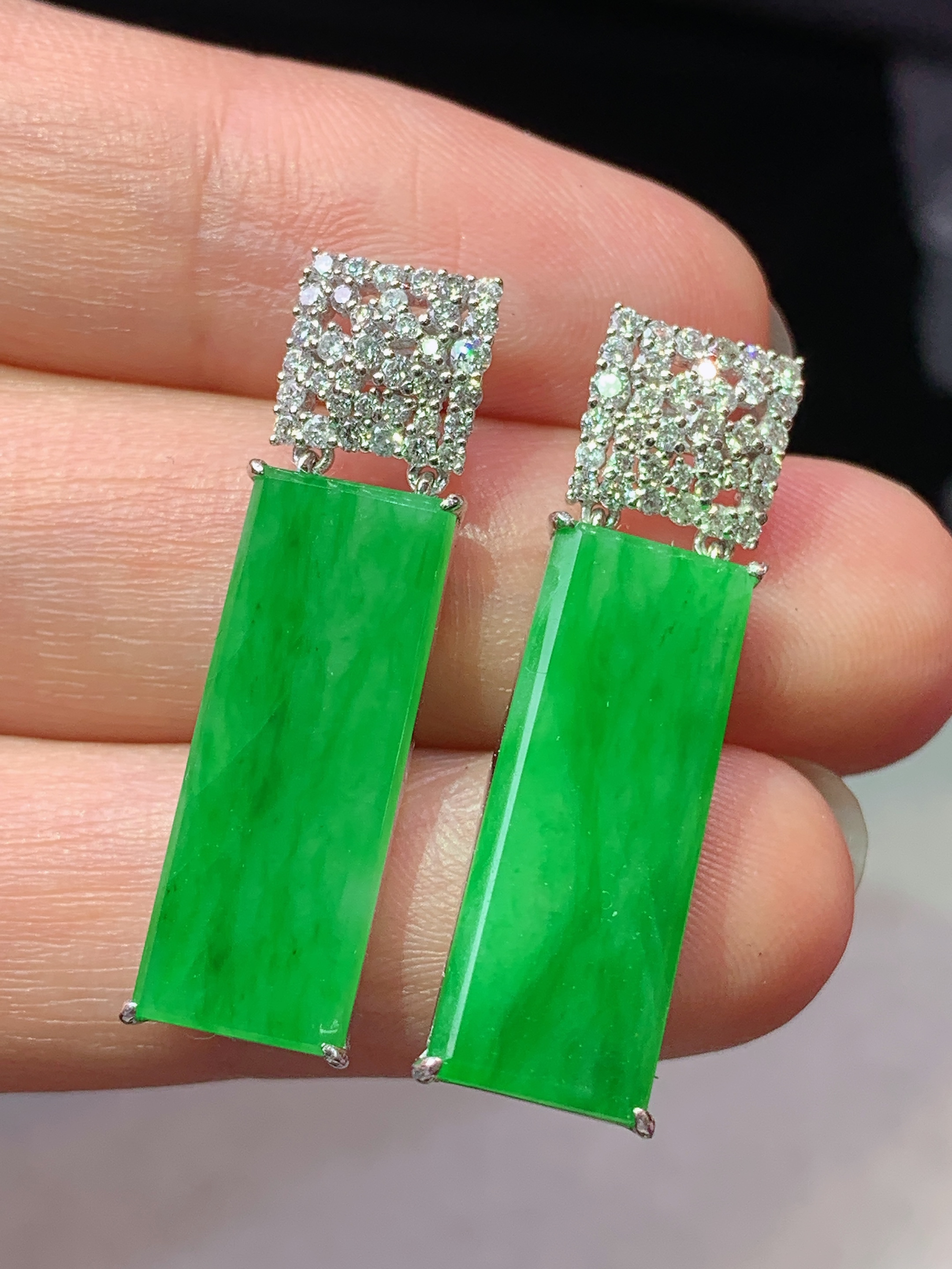 18k金钻镶嵌阳绿无事牌耳坠 玉质细腻 色泽艳丽清新 水润亮眼 整体尺寸29*8*3.8m5