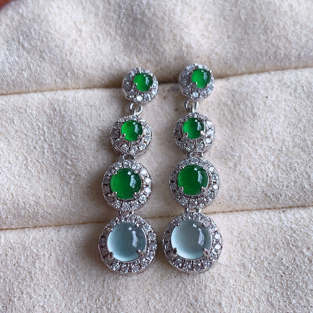 冰满绿翡翠925银镶嵌耳坠，自然光实拍，翠色灵动，颜色漂亮，种老水足，品相佳，佩戴佳品！W815.16  取一整体尺寸：27-7.3-6.5mm  裸石尺寸：4.8mm