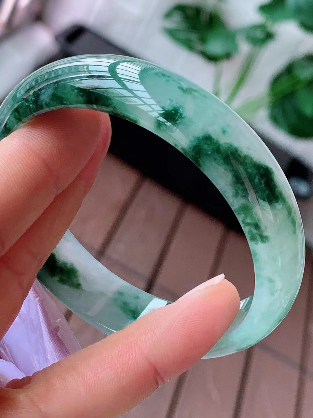 【翡翠名称】老种冰飘花58.8正圈口手镯
【翡翠尺寸】58.8/14.5/7mm适合57.8-60正圈口佩戴
【翡翠描述】宝贝种老水足，玉质细腻，色泽靓丽，性价比高，佩戴效果好！
【其它赠送】权威证书/精美挂绳盒子/支持全国复检