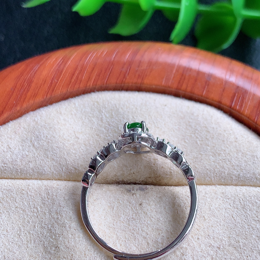 冰满绿精美蛋面翡翠戒指  玉质细腻  冰清玉润  飘花灵动  颜色漂亮  W815.16  内径尺寸：17.5-7-5mm  裸石尺寸：5-4mm