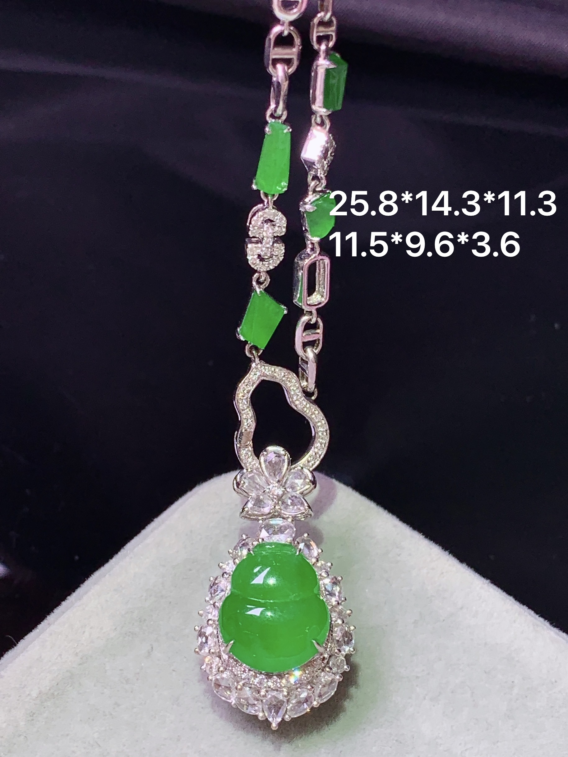 18k金钻镶嵌冰阳绿葫芦项链吊坠两用款 玉质细腻 色泽艳丽清新 水润亮眼 整体尺寸25.8*14.3*11.3L3