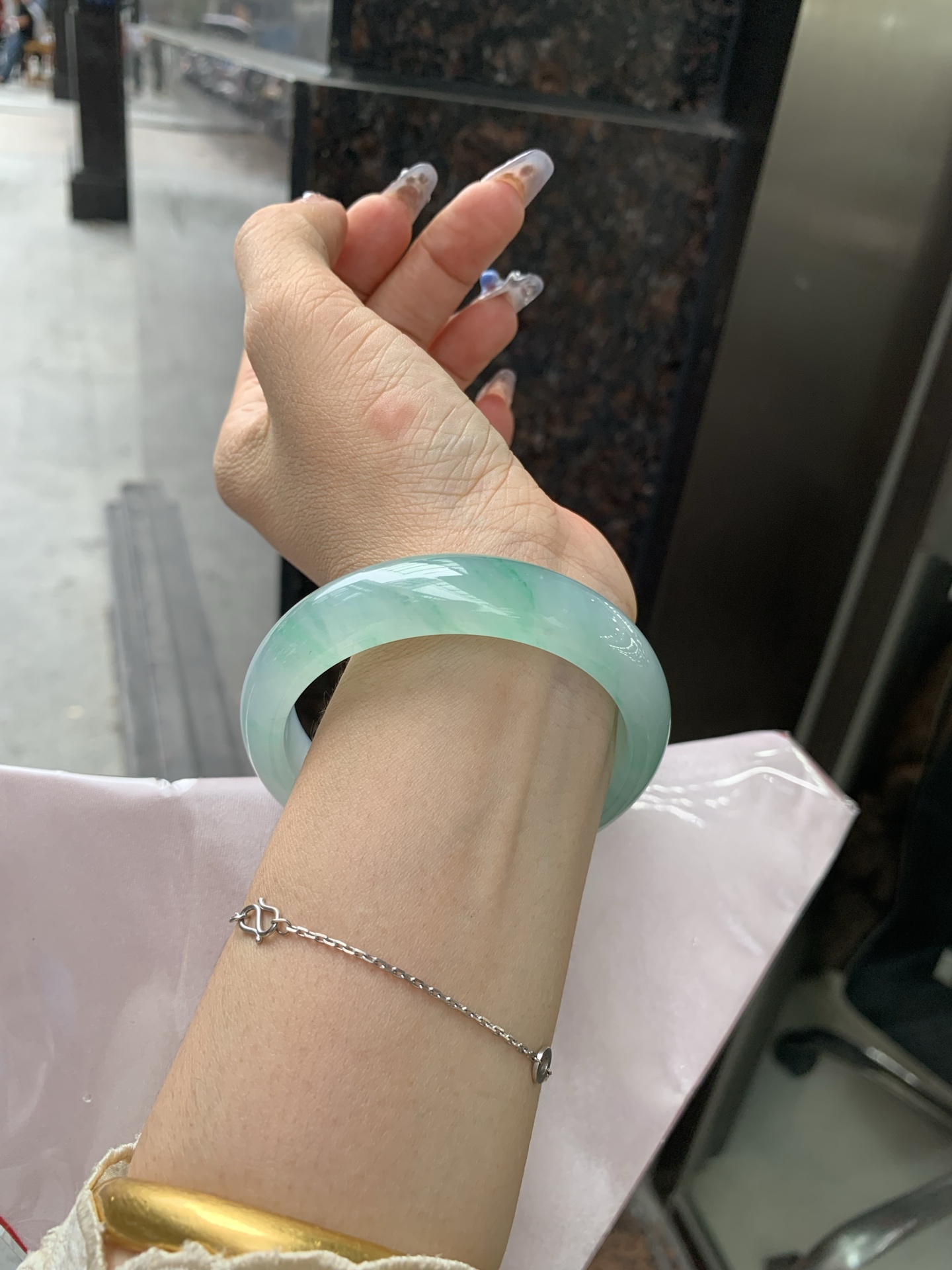 冰飘绿花宽版正圈，57.3/14/8，0417-N460，打灯细纹，底妆冰润细腻，春风十里不如腕间一抹绿，绿花如春日的嫩草，仙气缭绕，很有意境，古典优雅令人沉醉其中