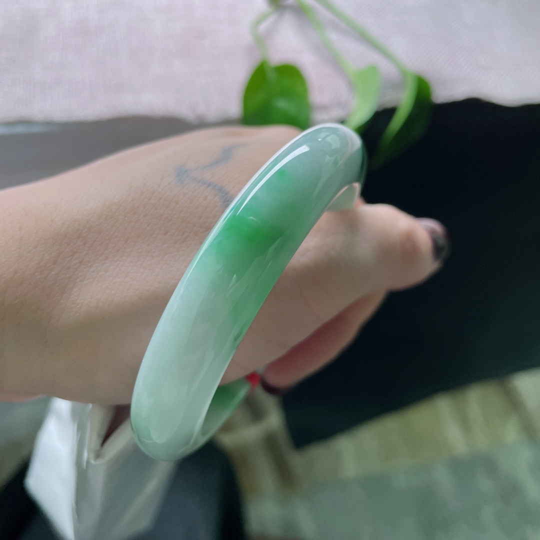 53.8/12/8.5，飘绿正圈，版型厚装大气，水头好，双色碰撞，别有意境，皮纹，无裂，ss50798a