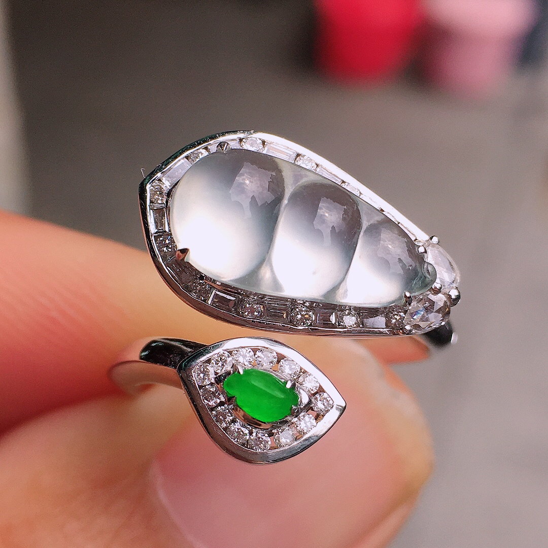 冰种福豆戒指，玉质细腻，荧光感超
强，饱满圆润，尽显优雅气质，18k
金豪华镶嵌