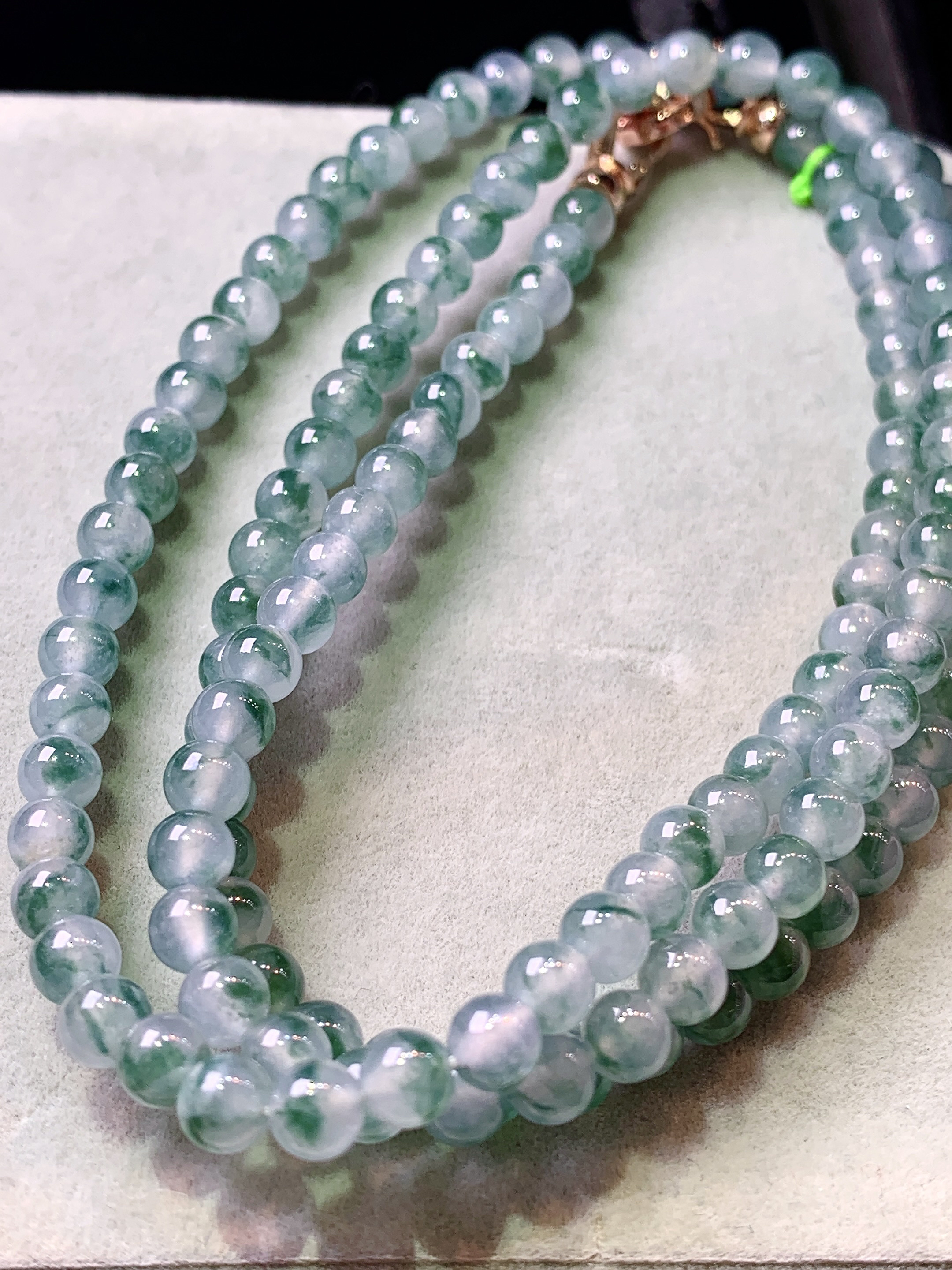 冰飘花圆珠项链 玉质细腻 色泽艳丽清新 水润亮眼 整体尺寸4.5 c5