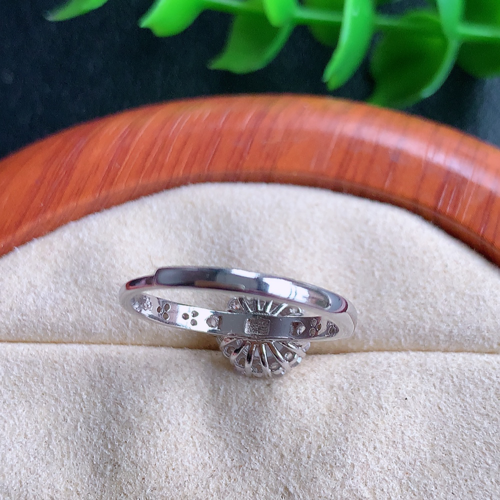 冰精美蛋面翡翠戒指  玉质细腻  冰清玉润  飘花灵动  颜色漂亮  W815.16  内径尺寸：17.5-9-6.6mm  裸石尺寸：6mm