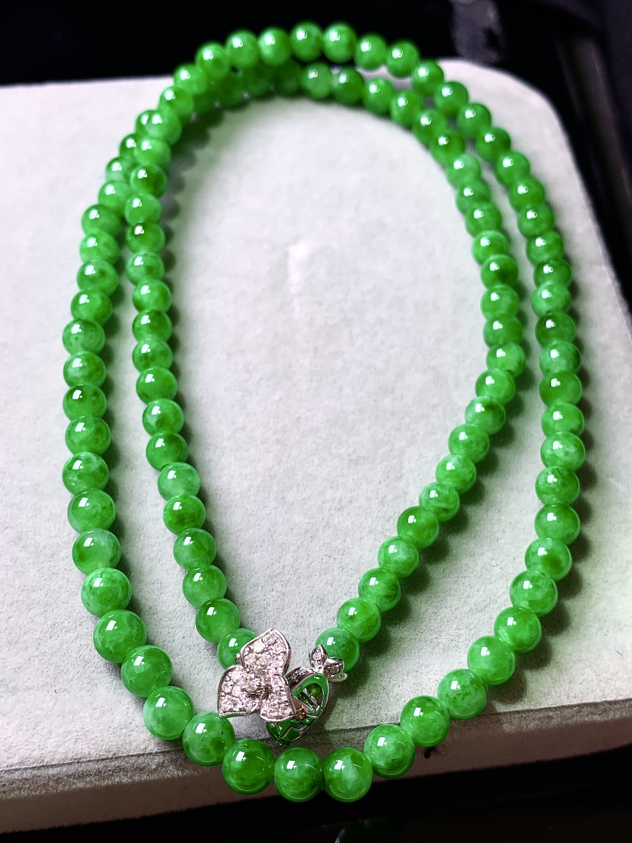 阳绿圆珠项链 玉质细腻 色泽艳丽清新 水润亮眼 整体尺寸4.5m5