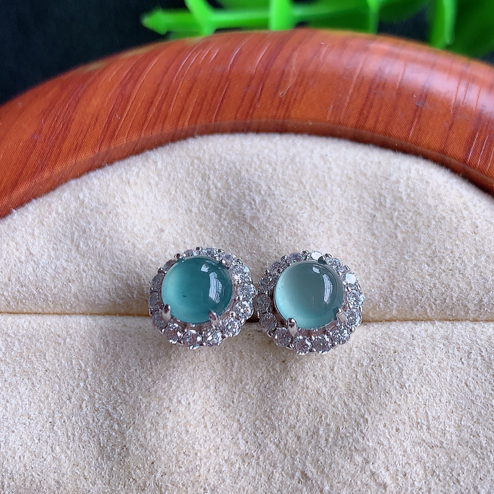 冰晴水翡翠925银镶嵌耳坠，自然光实拍，翠色灵动，颜色漂亮，种老水足，品相佳，佩戴佳品！W481.1