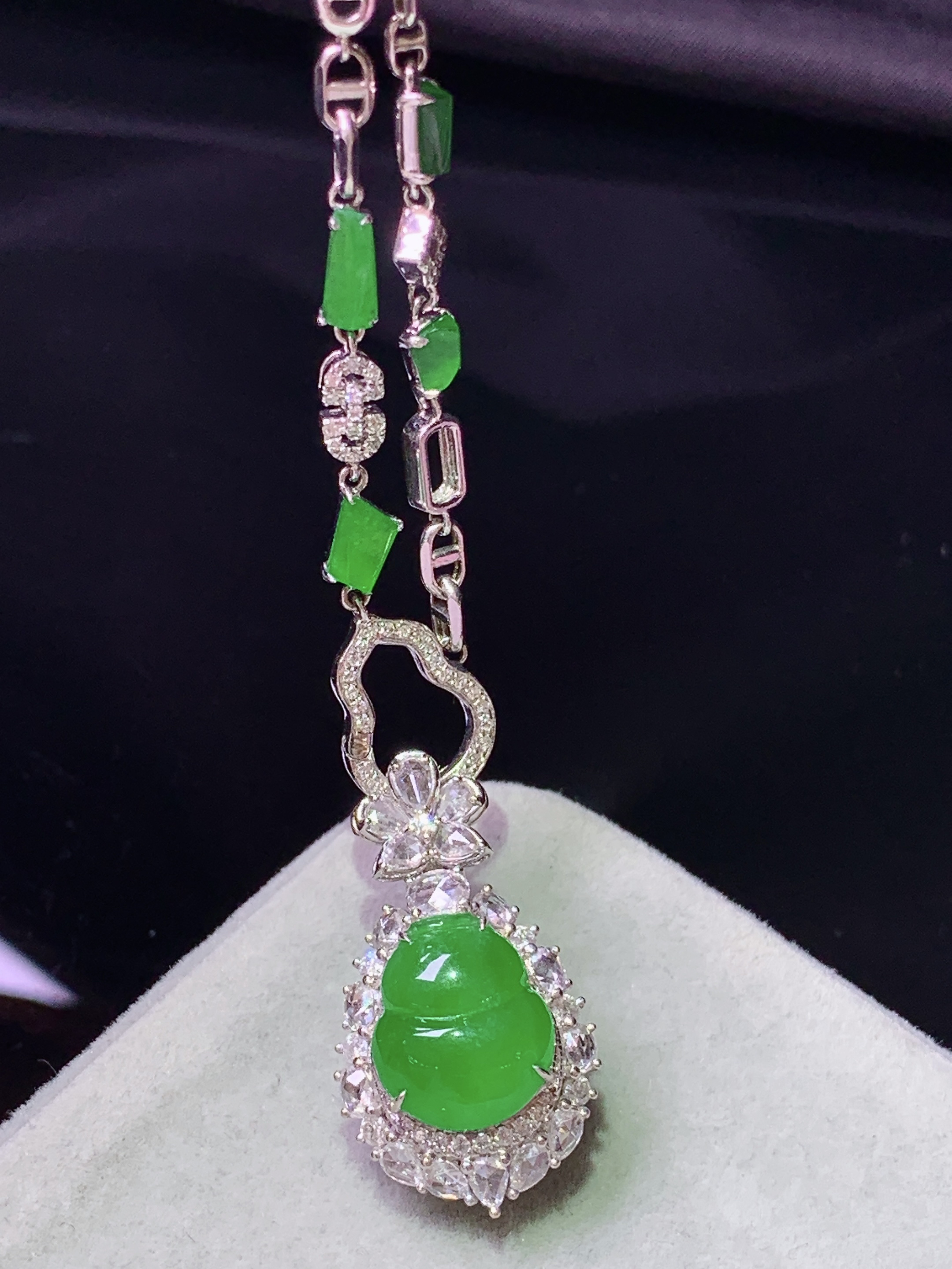 18k金钻镶嵌冰阳绿葫芦项链吊坠两用款 玉质细腻 色泽艳丽清新 水润亮眼 整体尺寸25.8*14.3*11.3L3