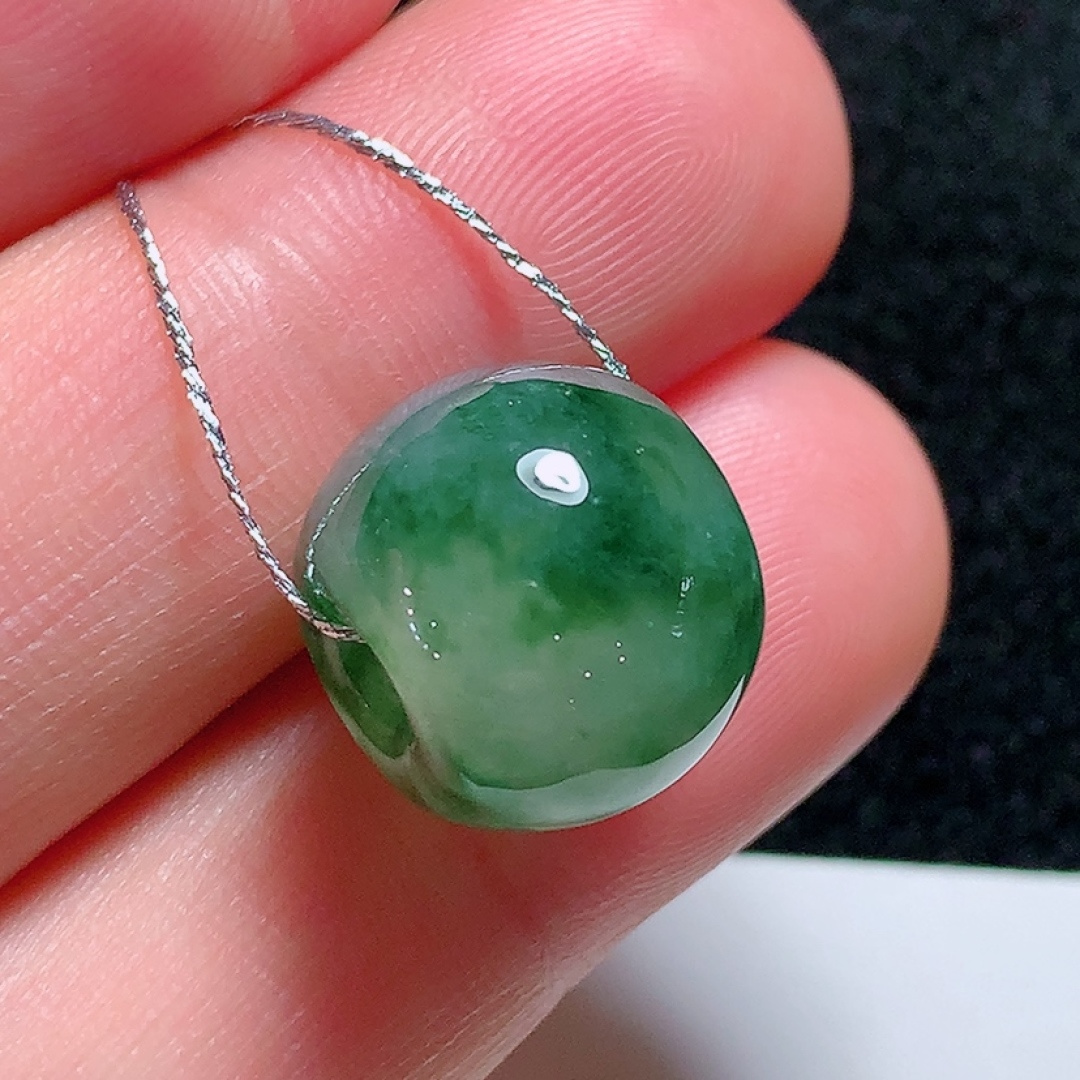 ️冰种飘花圆珠，种老水头好，又冰又润，饱满无裂，尺寸：11.8/14.2mm