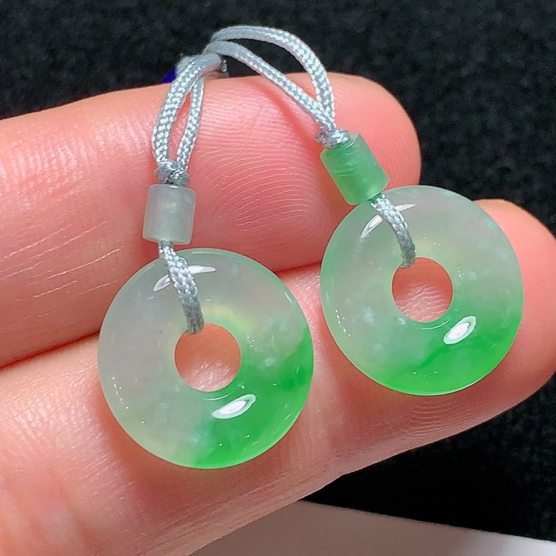 ️冰种飘绿甜甜圈一对，种老水头好，又冰又润，饱满无裂，尺寸：14.4/2.9mm，ss50182a