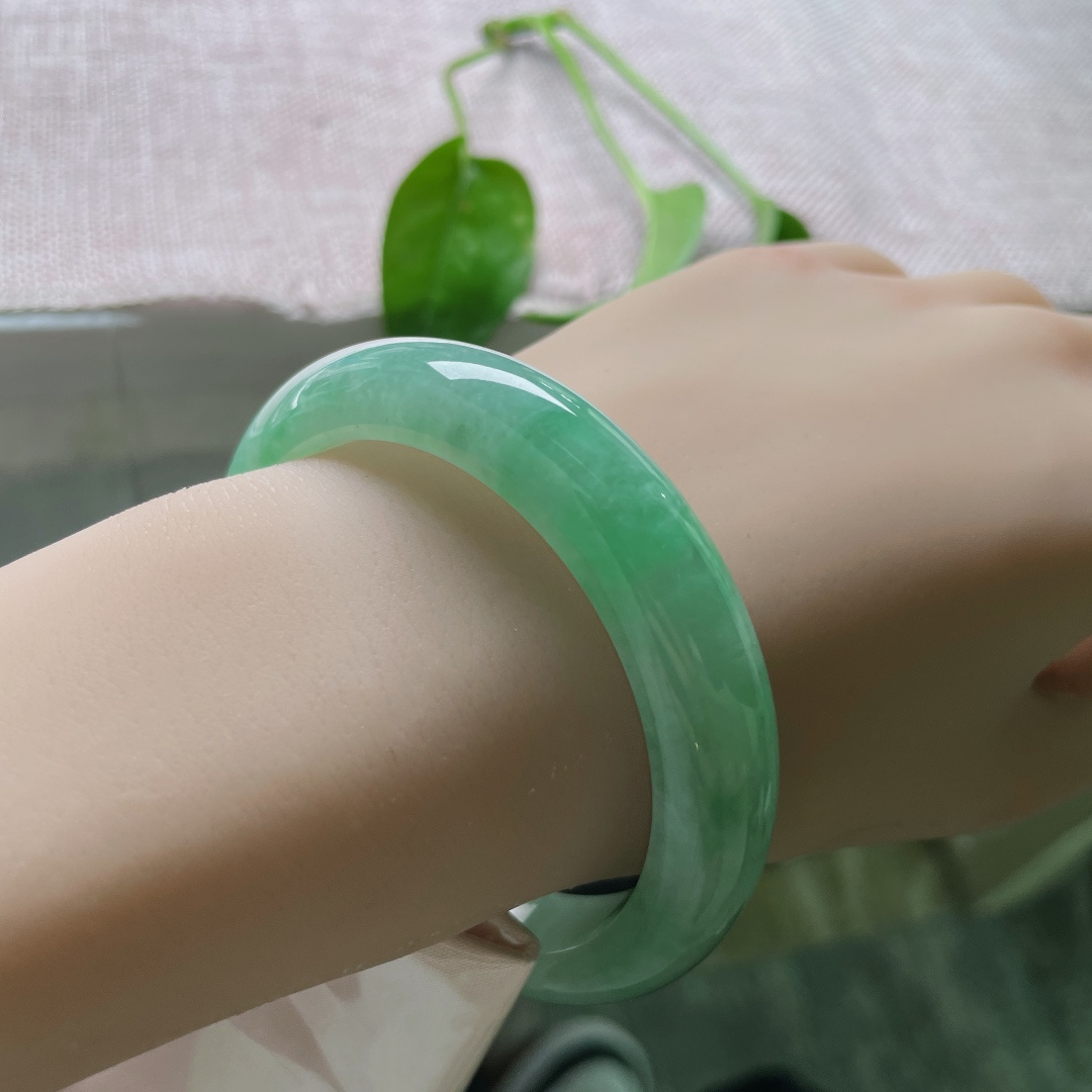 55.6/12.5/8，绿底正圈，水头好，惊鸿一瞥，人间绝色也不过如此，无裂，ss50856a